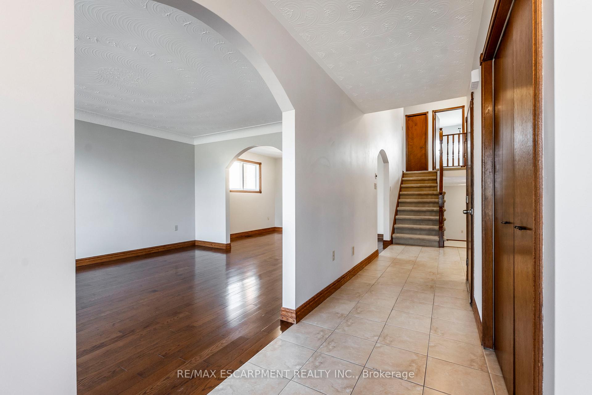 Photo 5 of Unit Upper, 62 Henley Drive, Hamilton, Stoney Creek — HOMEH