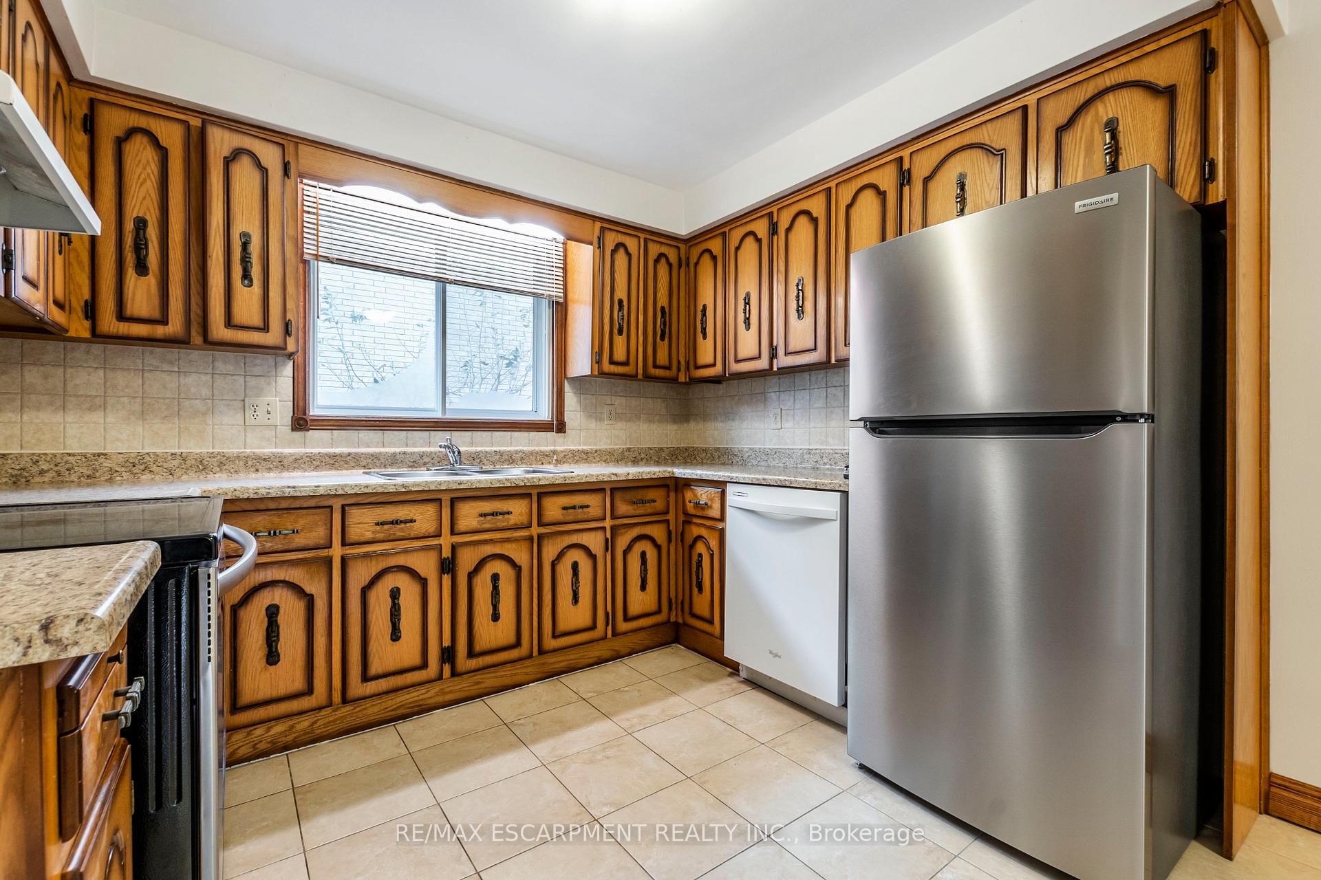 Photo 13 of Unit Upper, 62 Henley Drive, Hamilton, Stoney Creek — HOMEH
