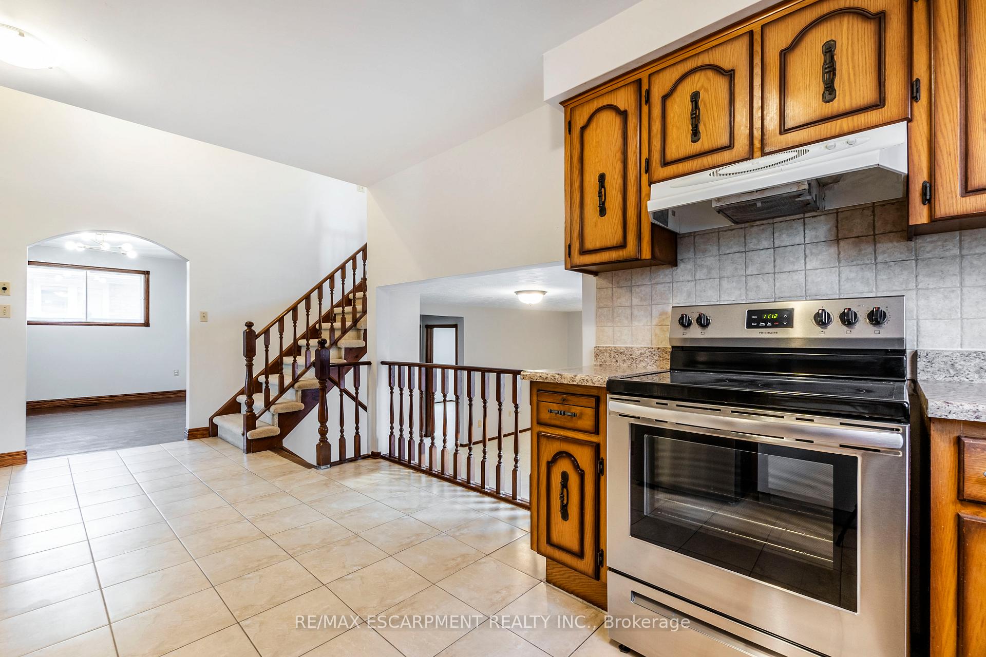 Photo 14 of Unit Upper, 62 Henley Drive, Hamilton, Stoney Creek — HOMEH