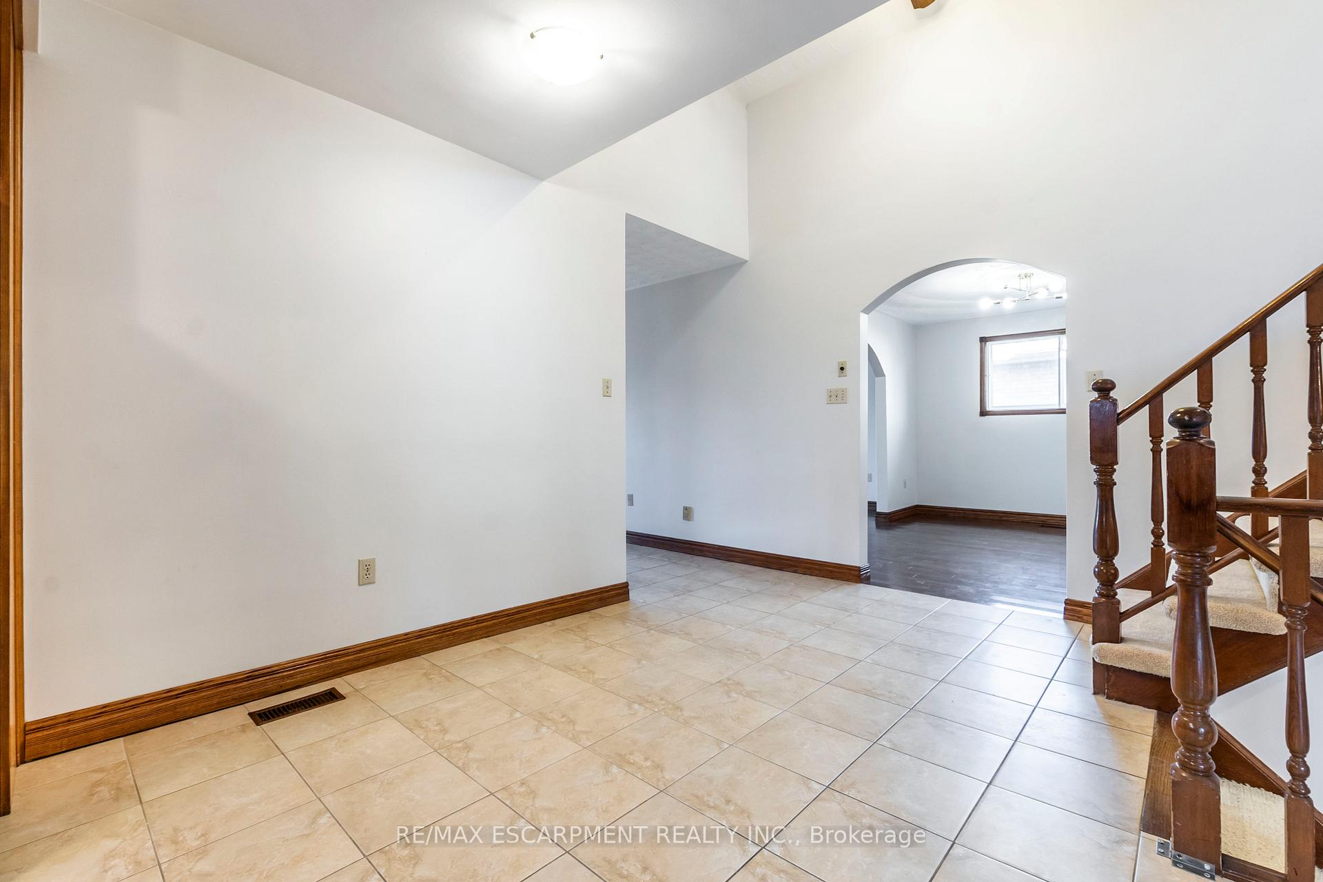 Photo 16 of Unit Upper, 62 Henley Drive, Hamilton, Stoney Creek — HOMEH