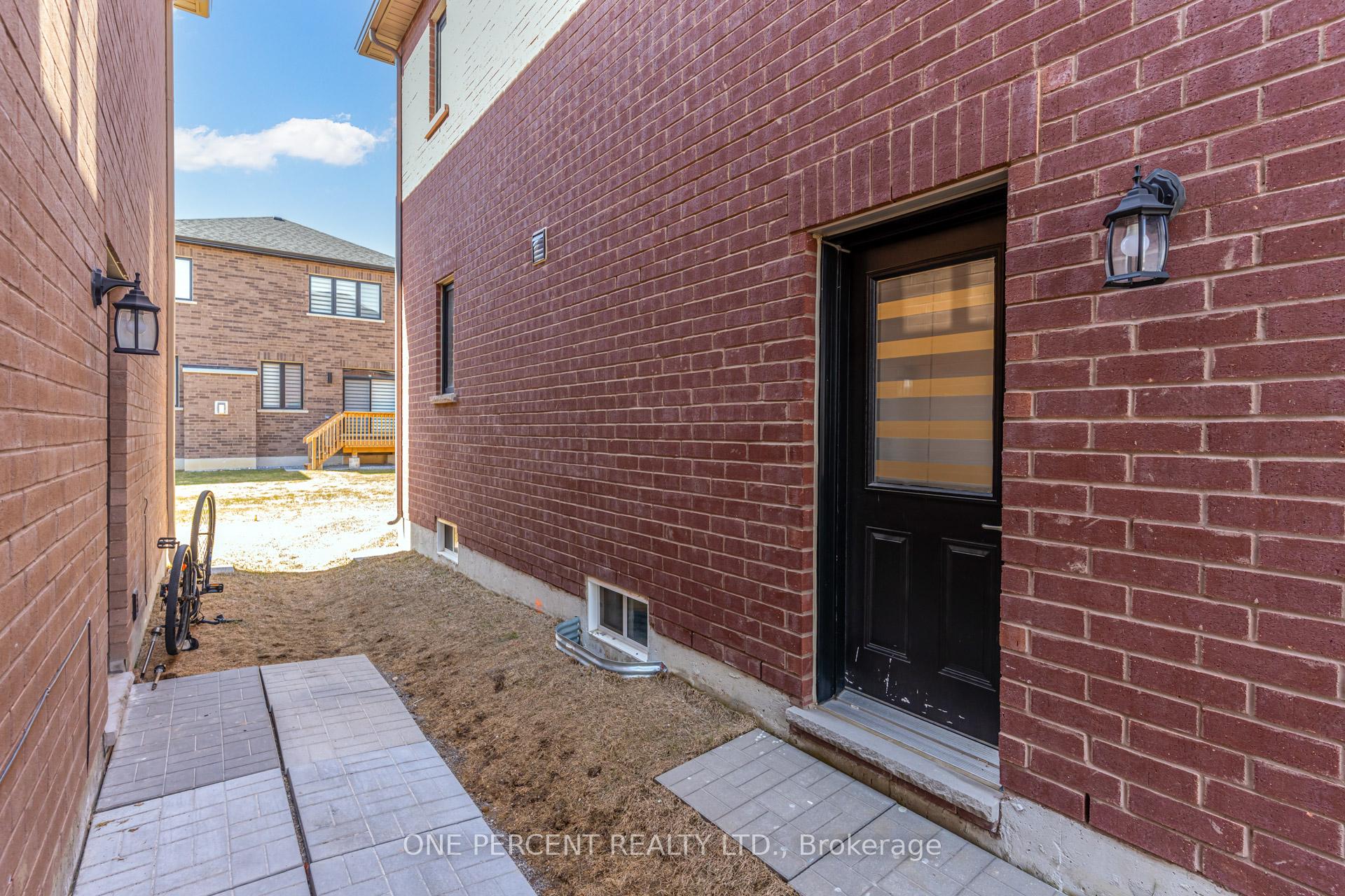Photo 5 of 18 Lepp Drive, Markham, Middlefield — HOMEH