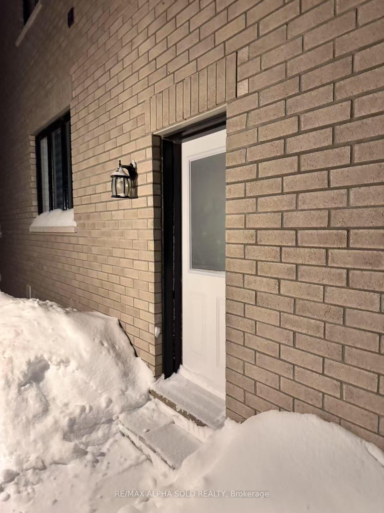 Photo 2 of 13 Yarl Drive, Markham, Middlefield — HOMEH
