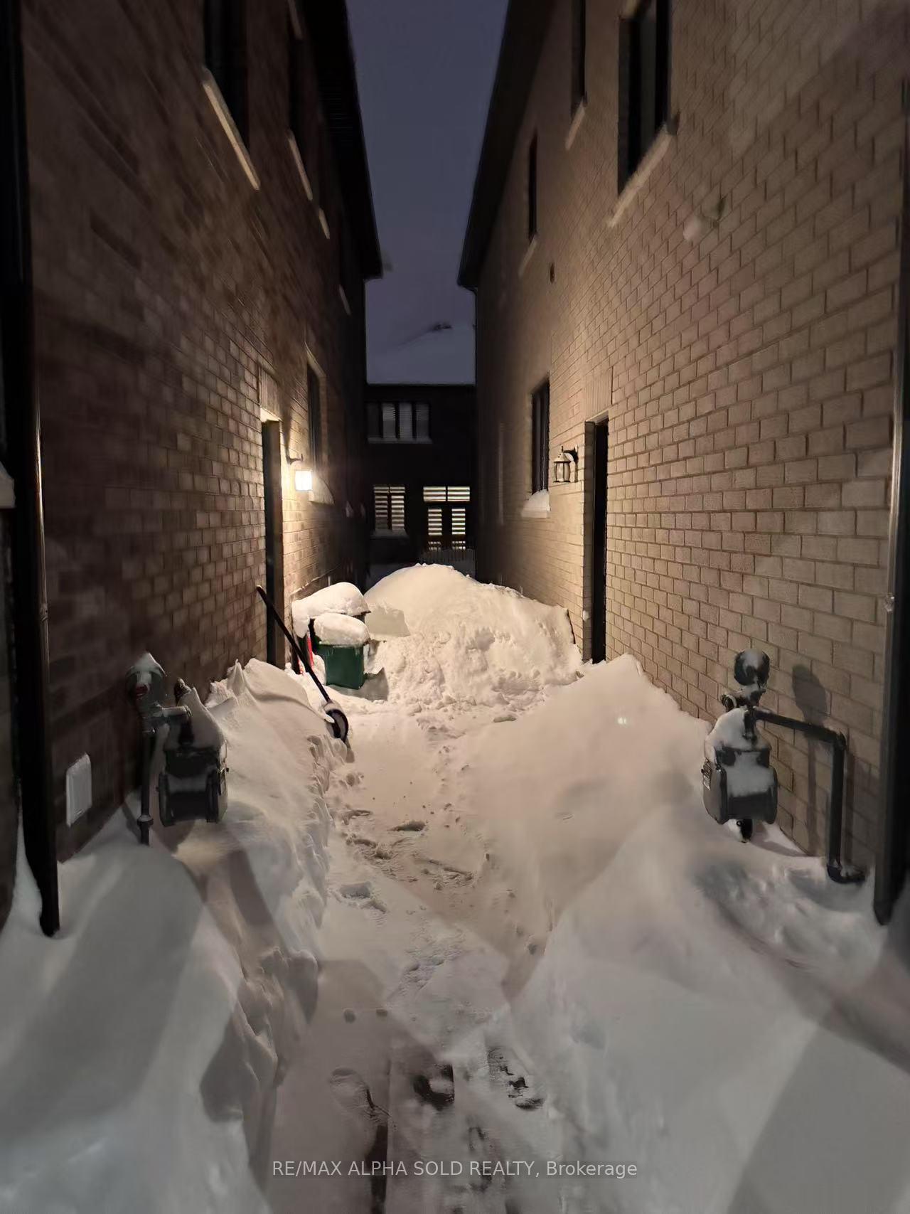 Photo 3 of 13 Yarl Drive, Markham, Middlefield — HOMEH