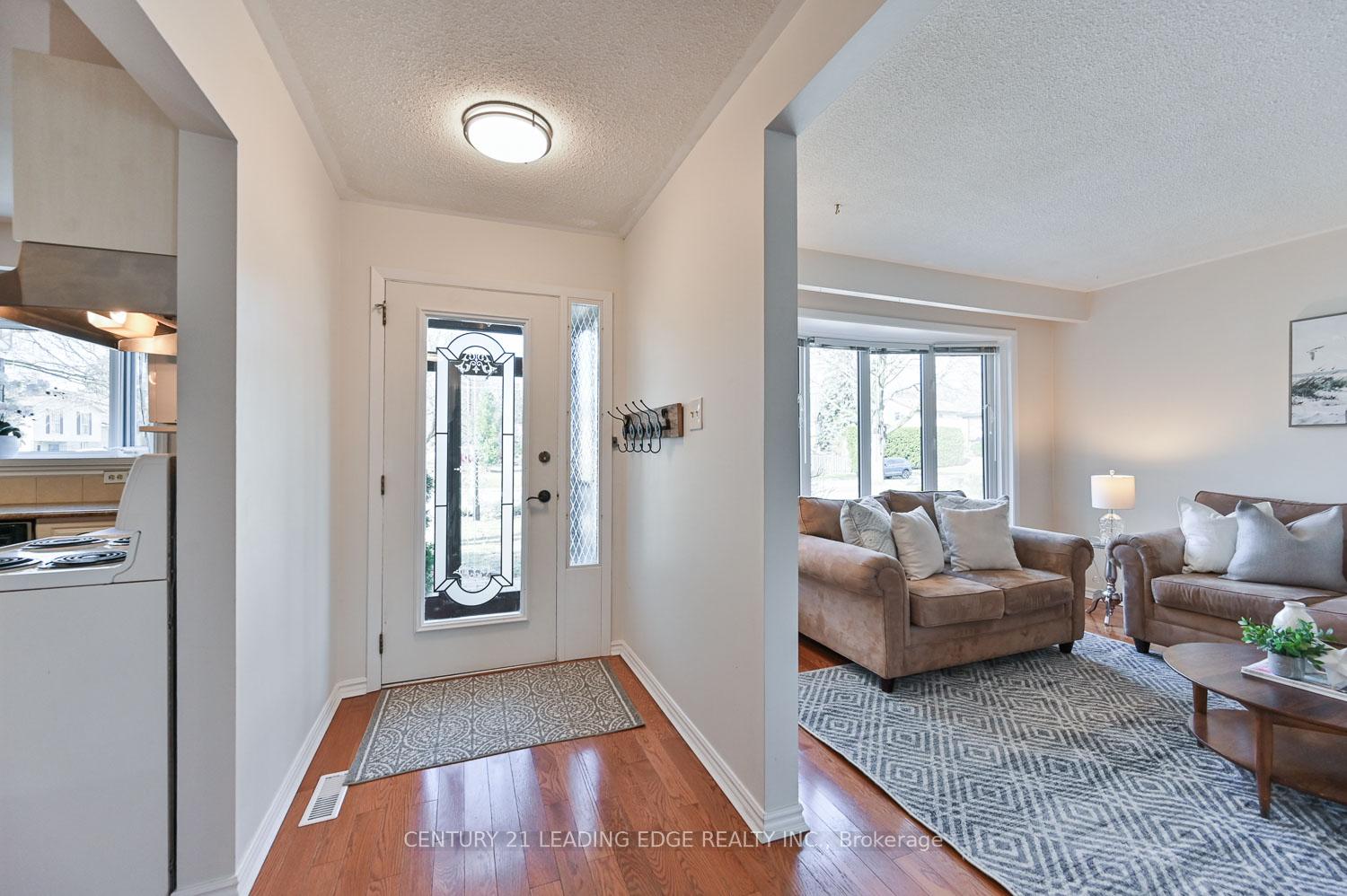Photo 4 of 8 Sir Brandiles Place, Markham, Markham Village — HOMEH