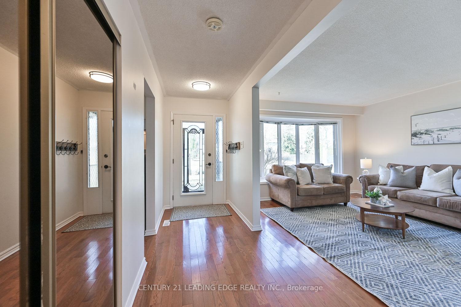 Photo 6 of 8 Sir Brandiles Place, Markham, Markham Village — HOMEH