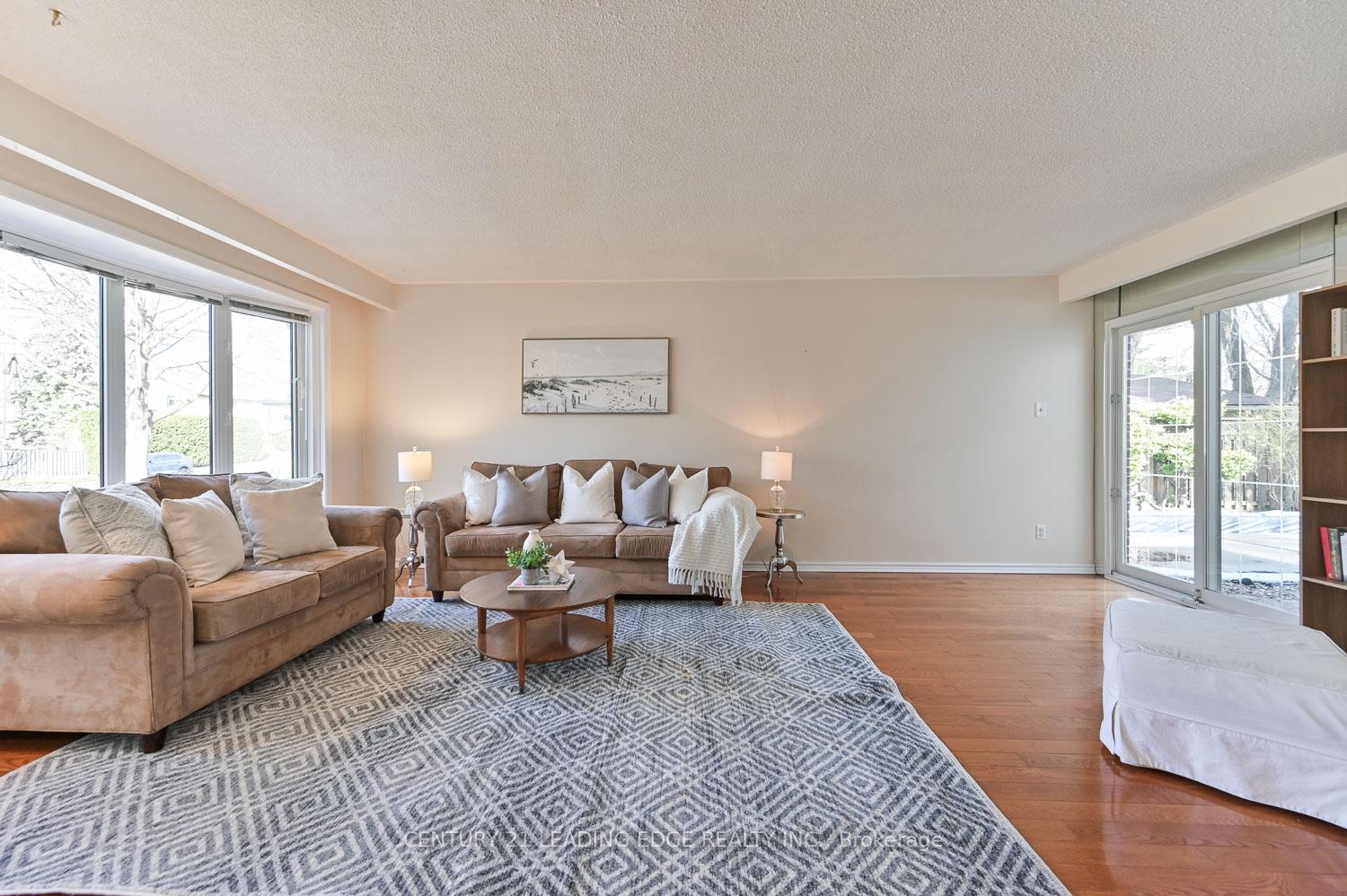 Photo 7 of 8 Sir Brandiles Place, Markham, Markham Village — HOMEH