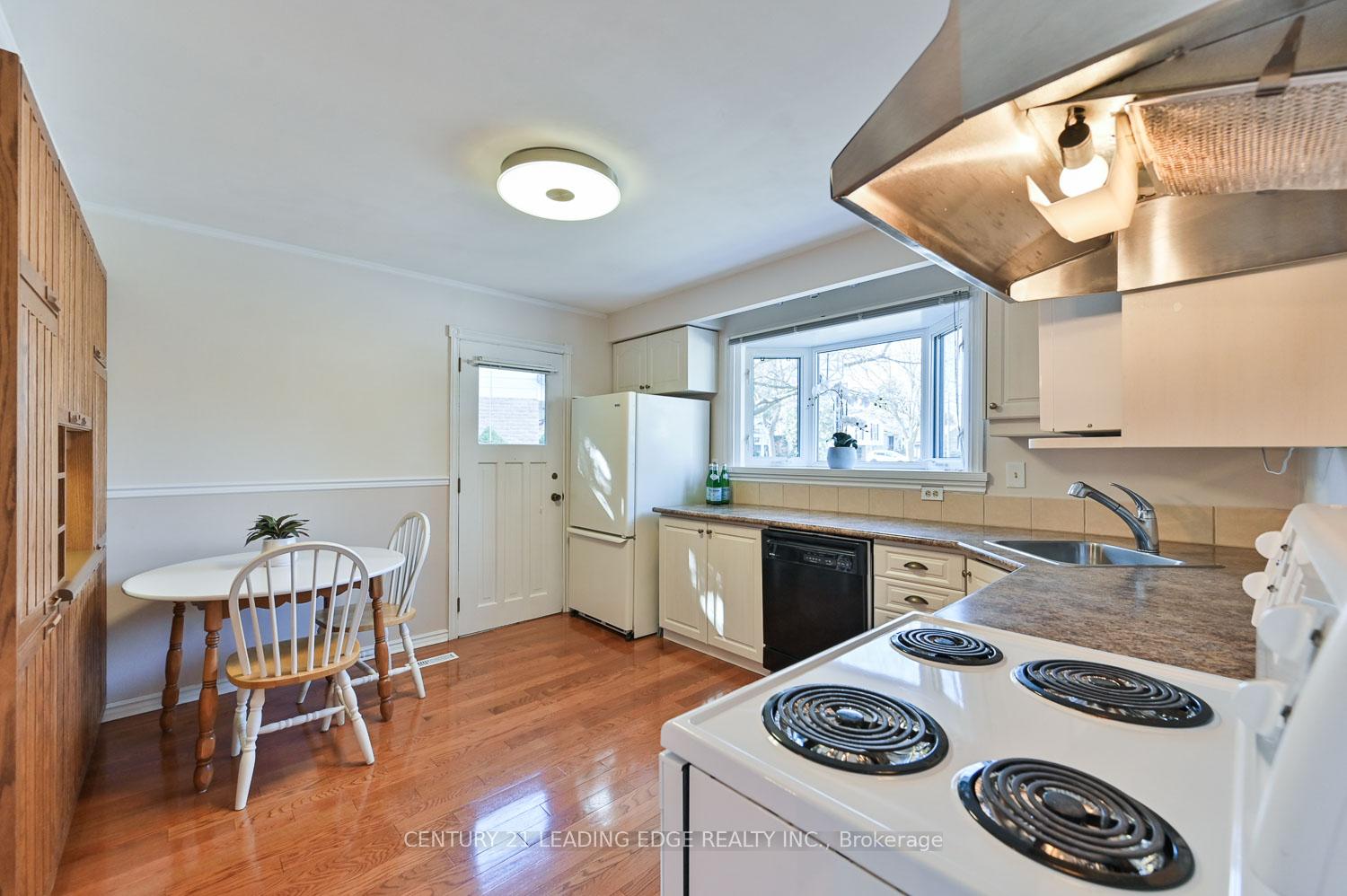 Photo 11 of 8 Sir Brandiles Place, Markham, Markham Village — HOMEH