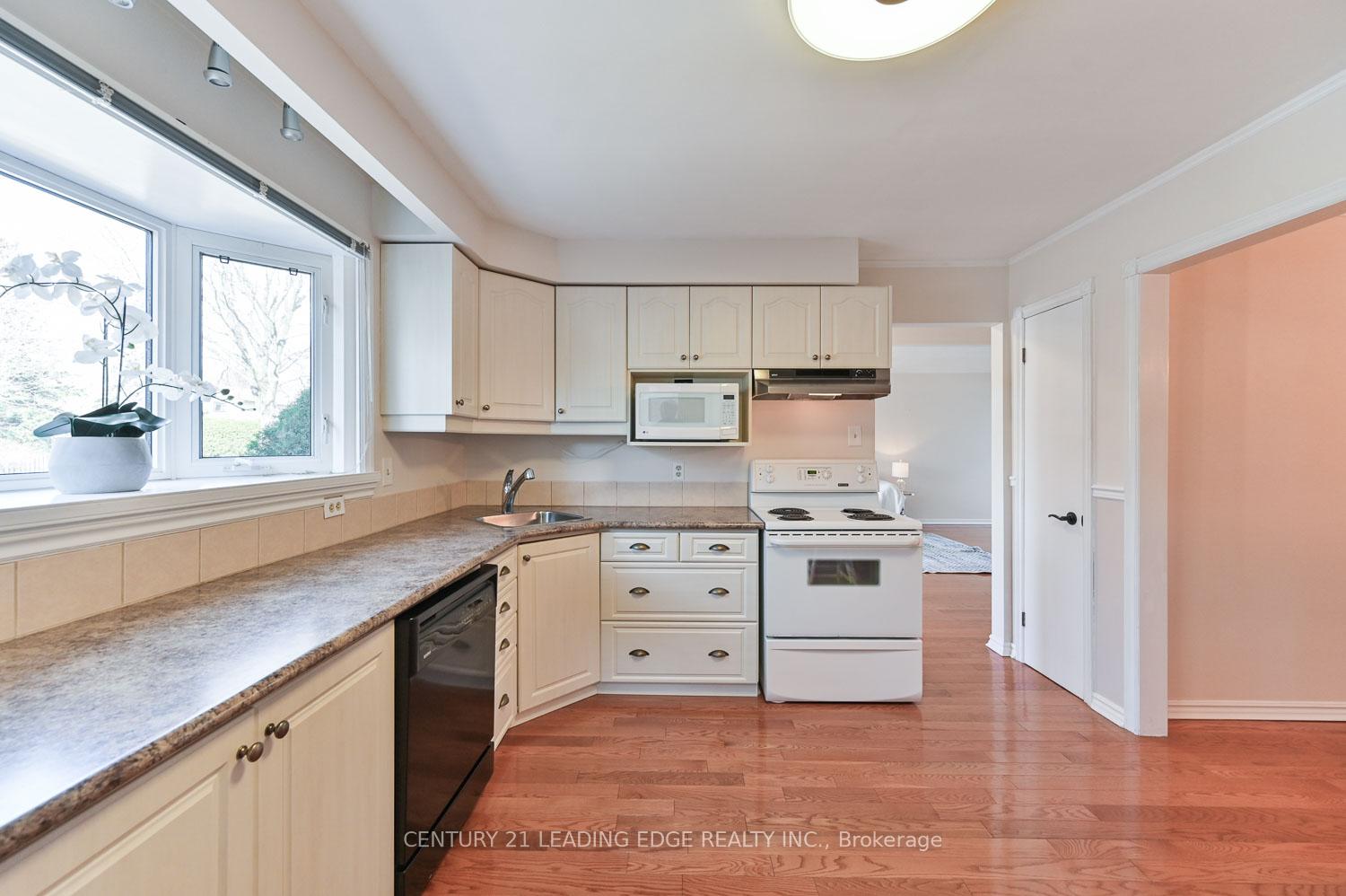 Photo 13 of 8 Sir Brandiles Place, Markham, Markham Village — HOMEH