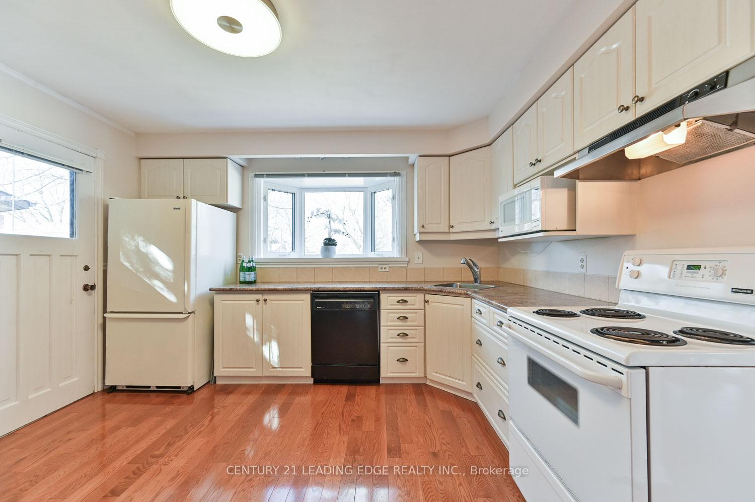Photo 14 of 8 Sir Brandiles Place, Markham, Markham Village — HOMEH