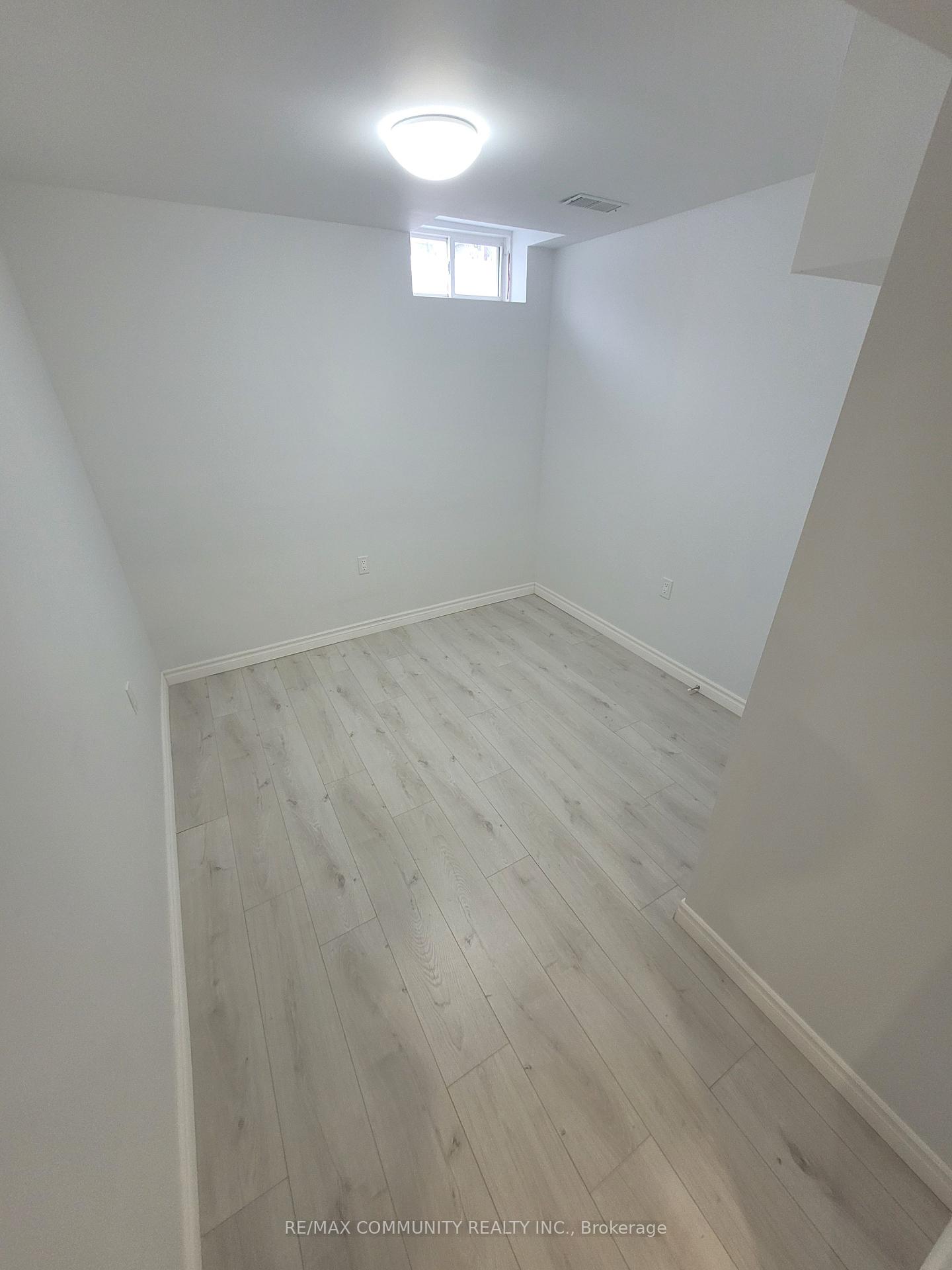 Photo 10 of 559 Highglen Avenue, Markham, Middlefield — HOMEH
