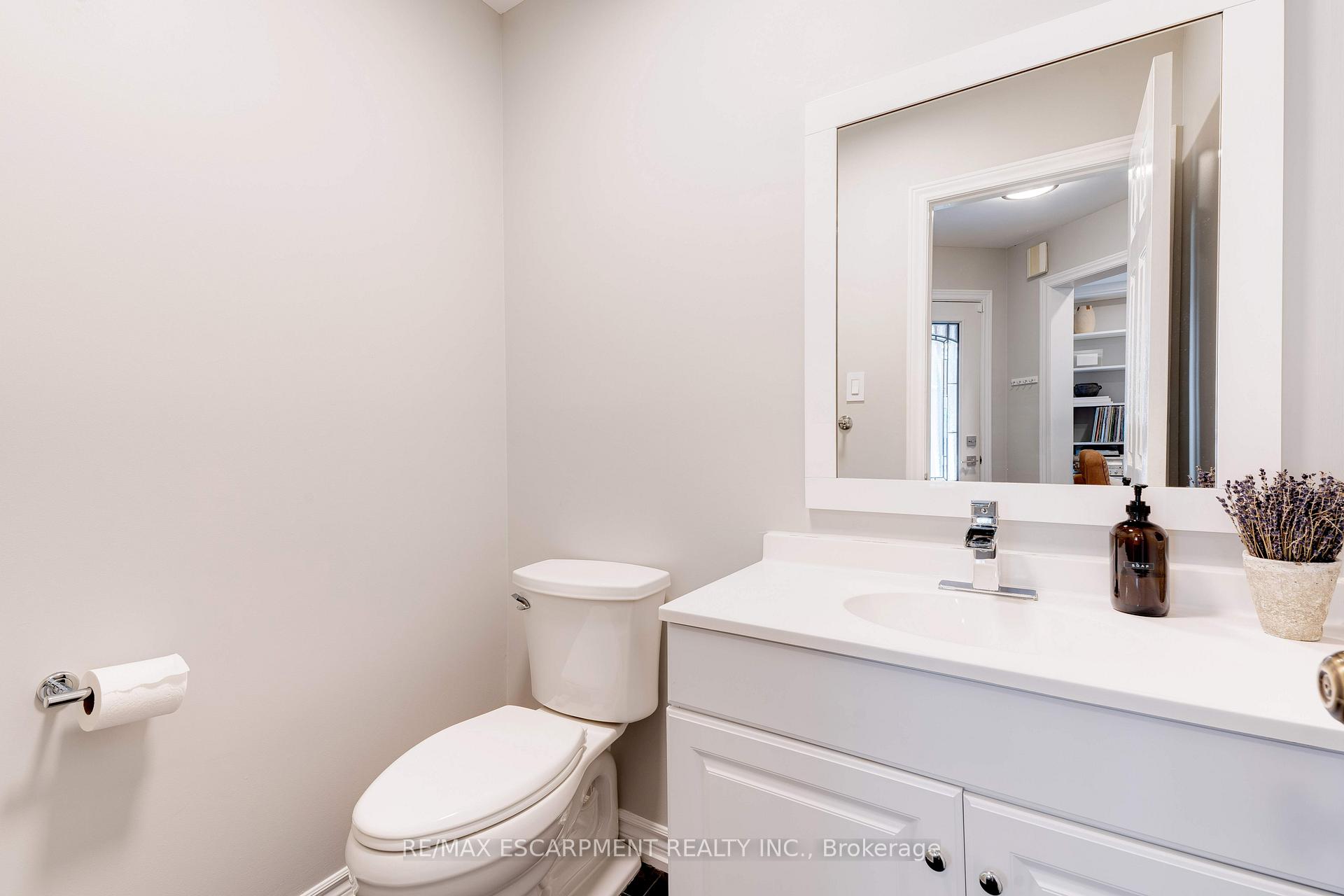 Photo 16 of 19 Wakefield Lane, Hamilton, Waterdown — HOMEH
