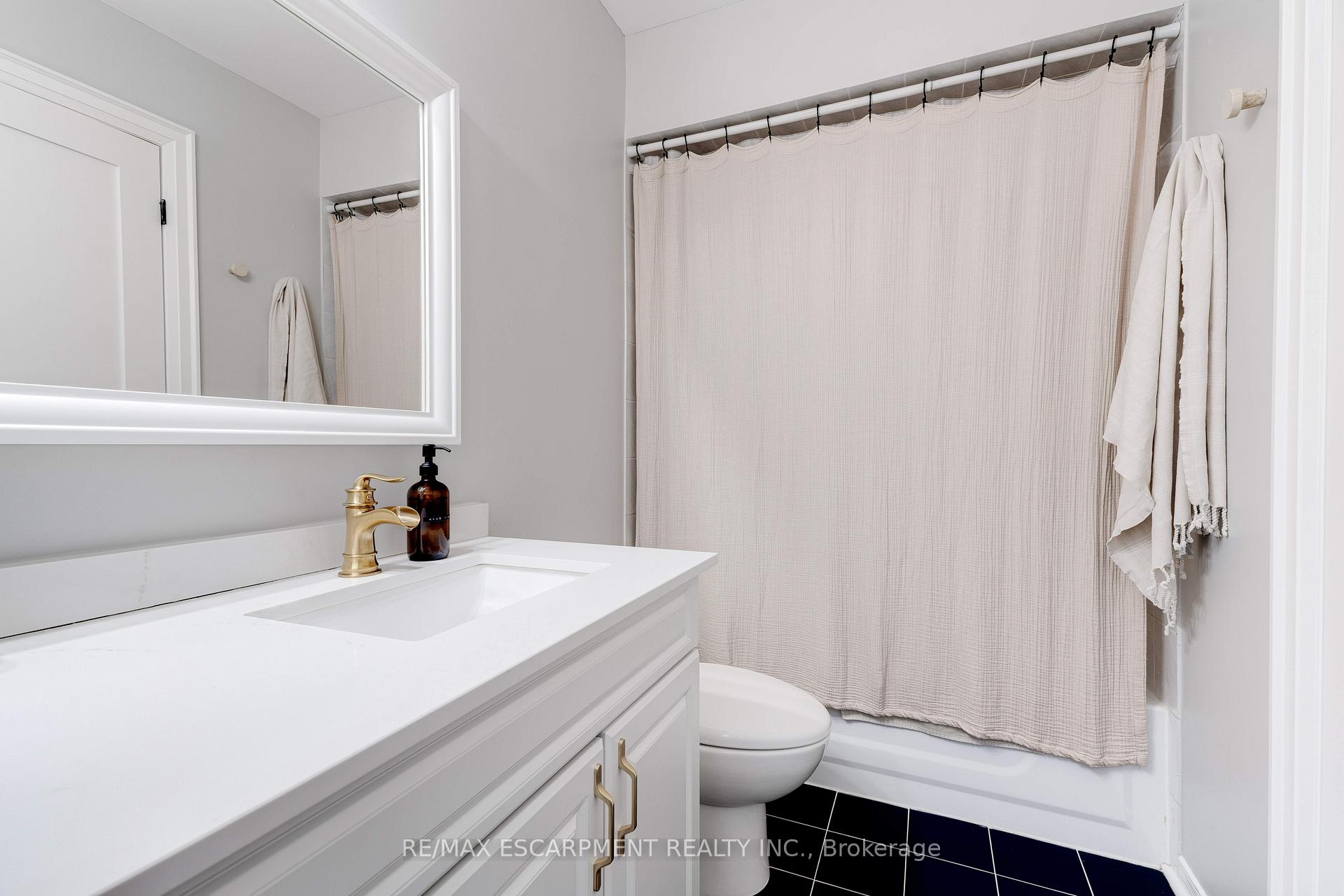 Photo 21 of 19 Wakefield Lane, Hamilton, Waterdown — HOMEH