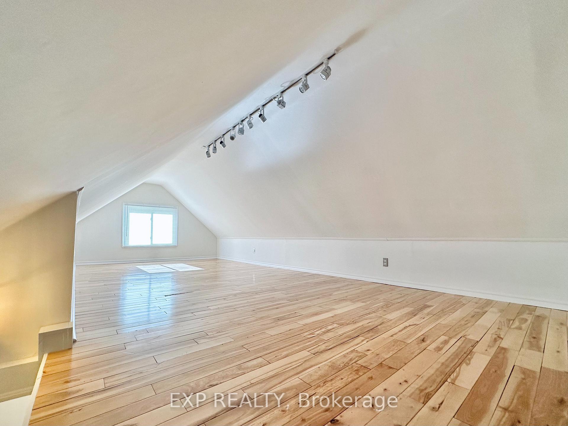 Photo 15 of Unit Upper, 212 Homewood Avenue, Hamilton, Kirkendall — HOMEH