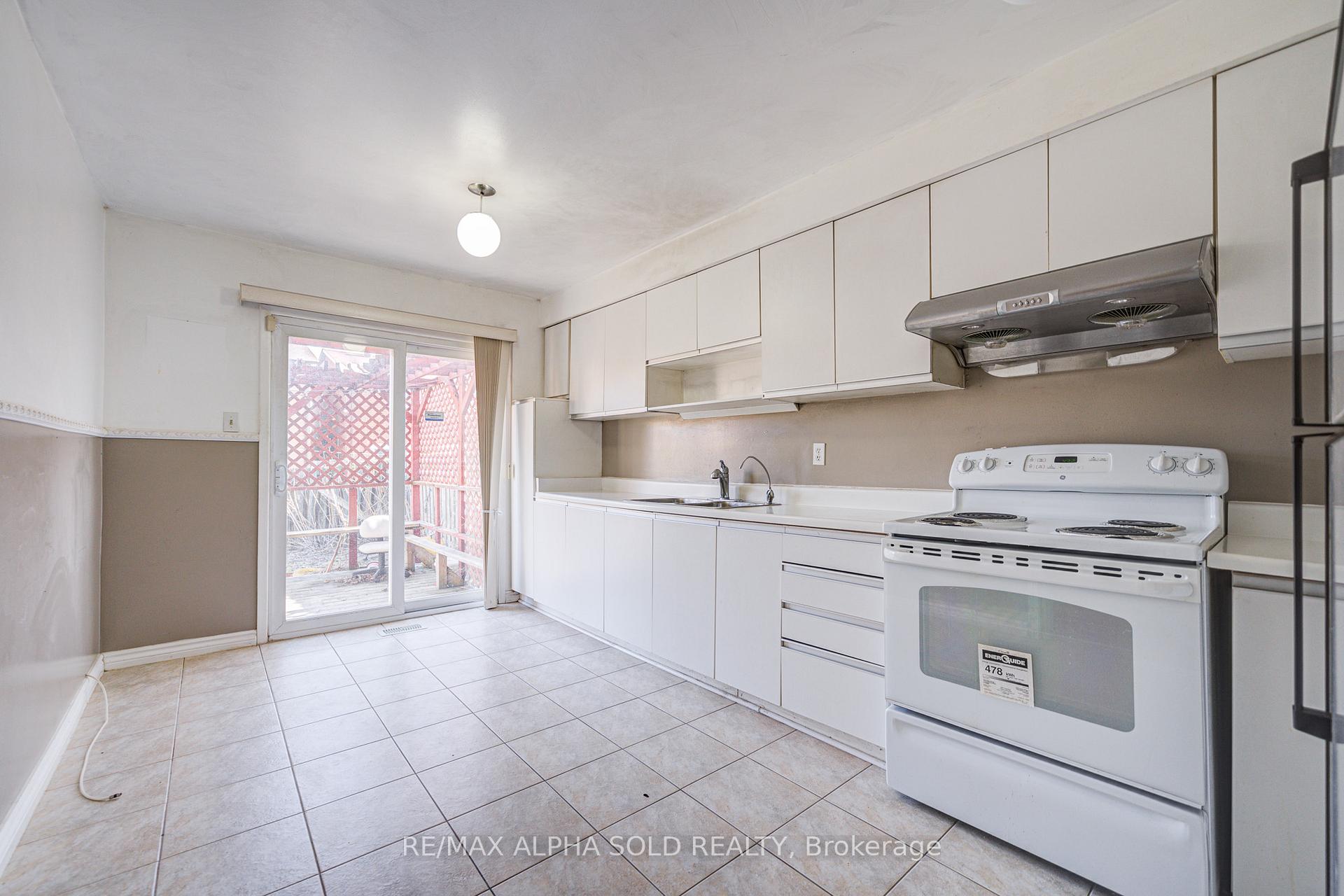 Photo 16 of 51 Debden Road, Markham, Milliken Mills East — HOMEH