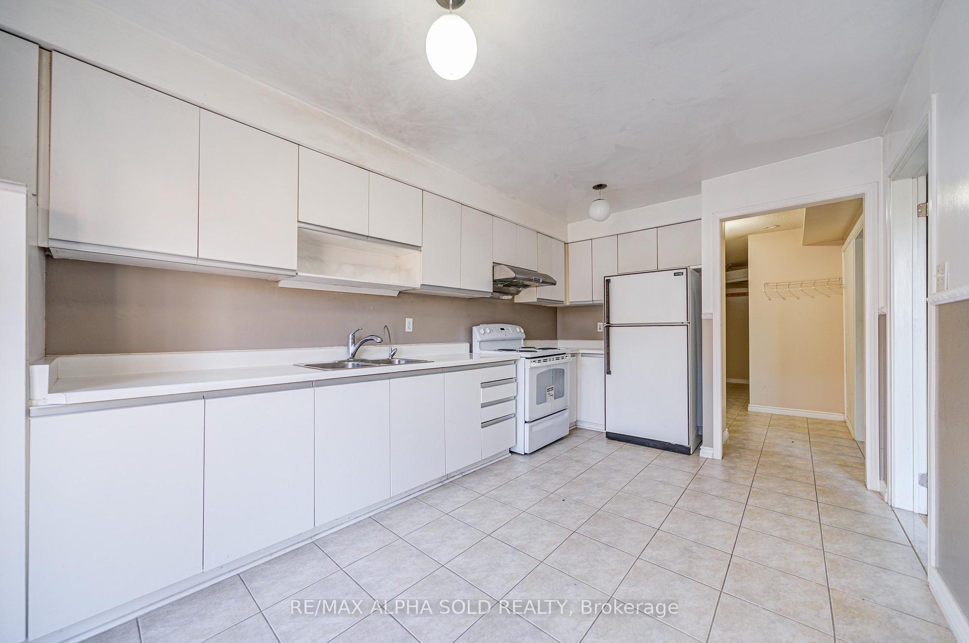 Photo 17 of 51 Debden Road, Markham, Milliken Mills East — HOMEH