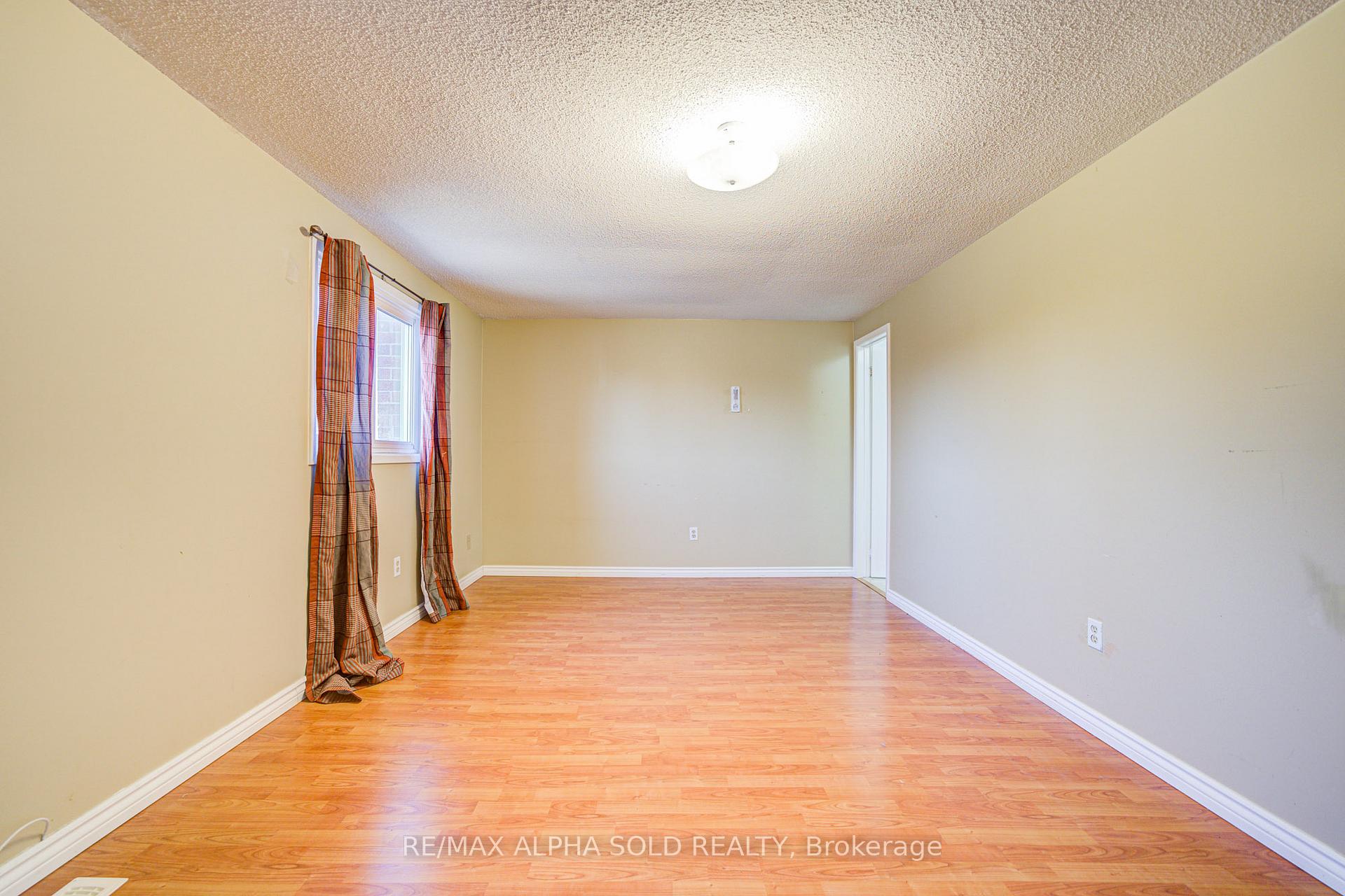 Photo 25 of 51 Debden Road, Markham, Milliken Mills East — HOMEH