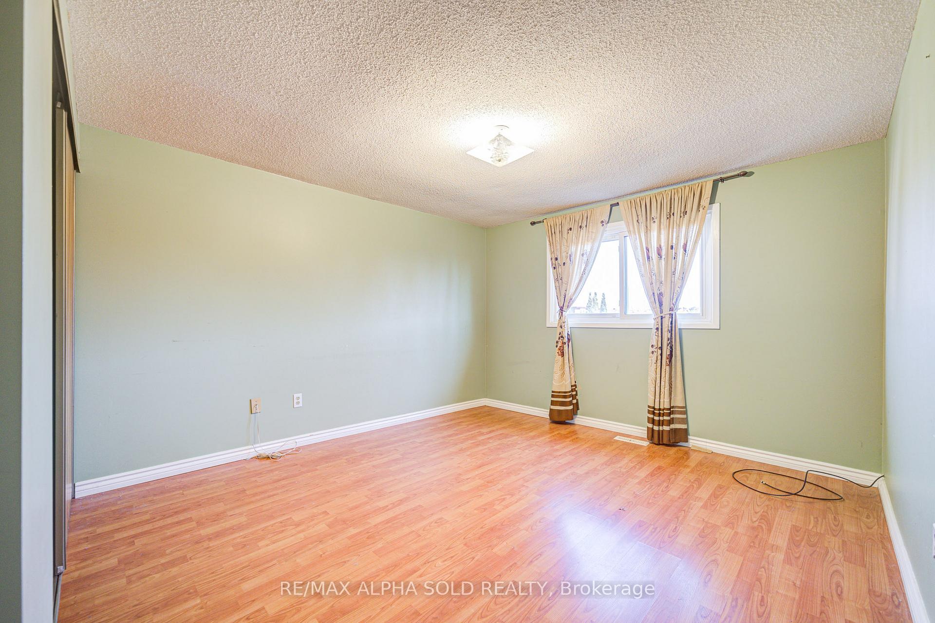 Photo 29 of 51 Debden Road, Markham, Milliken Mills East — HOMEH