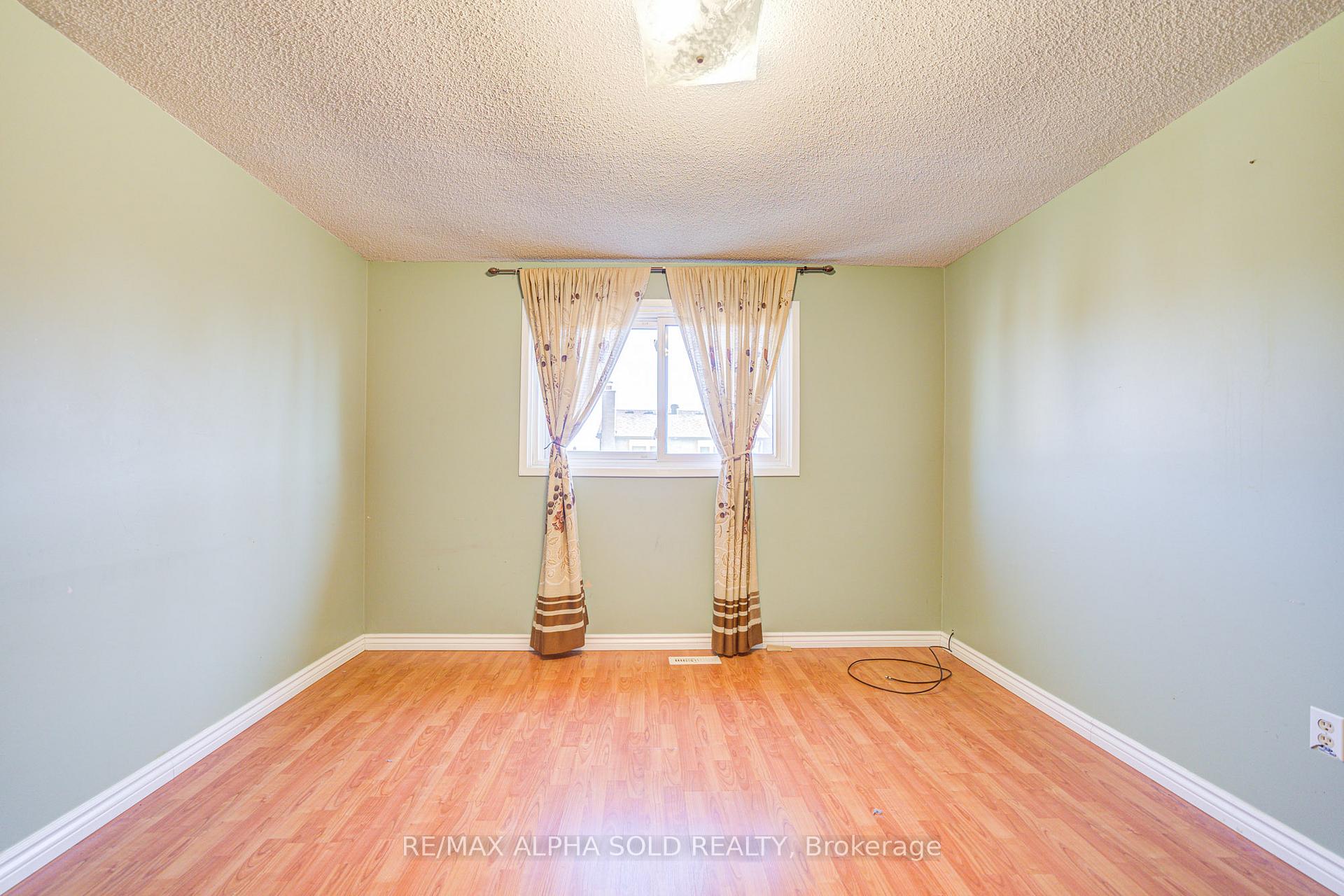 Photo 32 of 51 Debden Road, Markham, Milliken Mills East — HOMEH