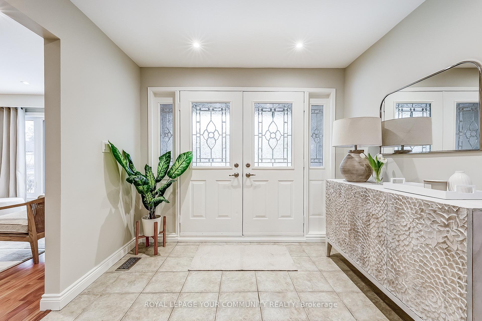 Photo 3 of 21 Oak Lea Circle, Markham, Markham Village — HOMEH