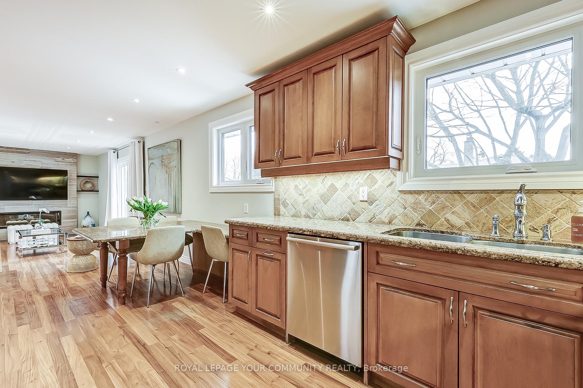 Photo 12 of 21 Oak Lea Circle, Markham, Markham Village — HOMEH