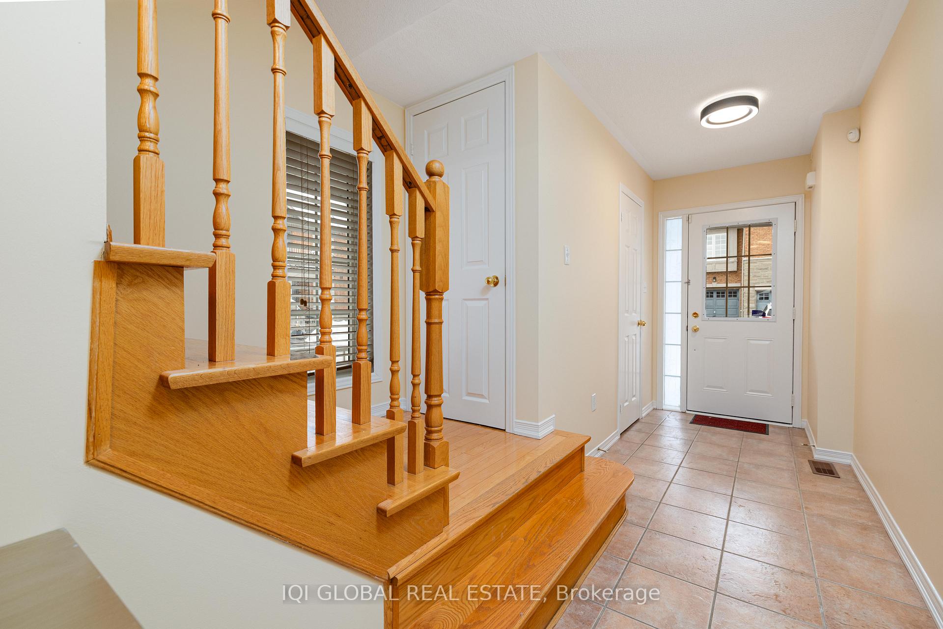 Photo 3 of 53 Thoroughbred Way, Markham, Berczy — HOMEH