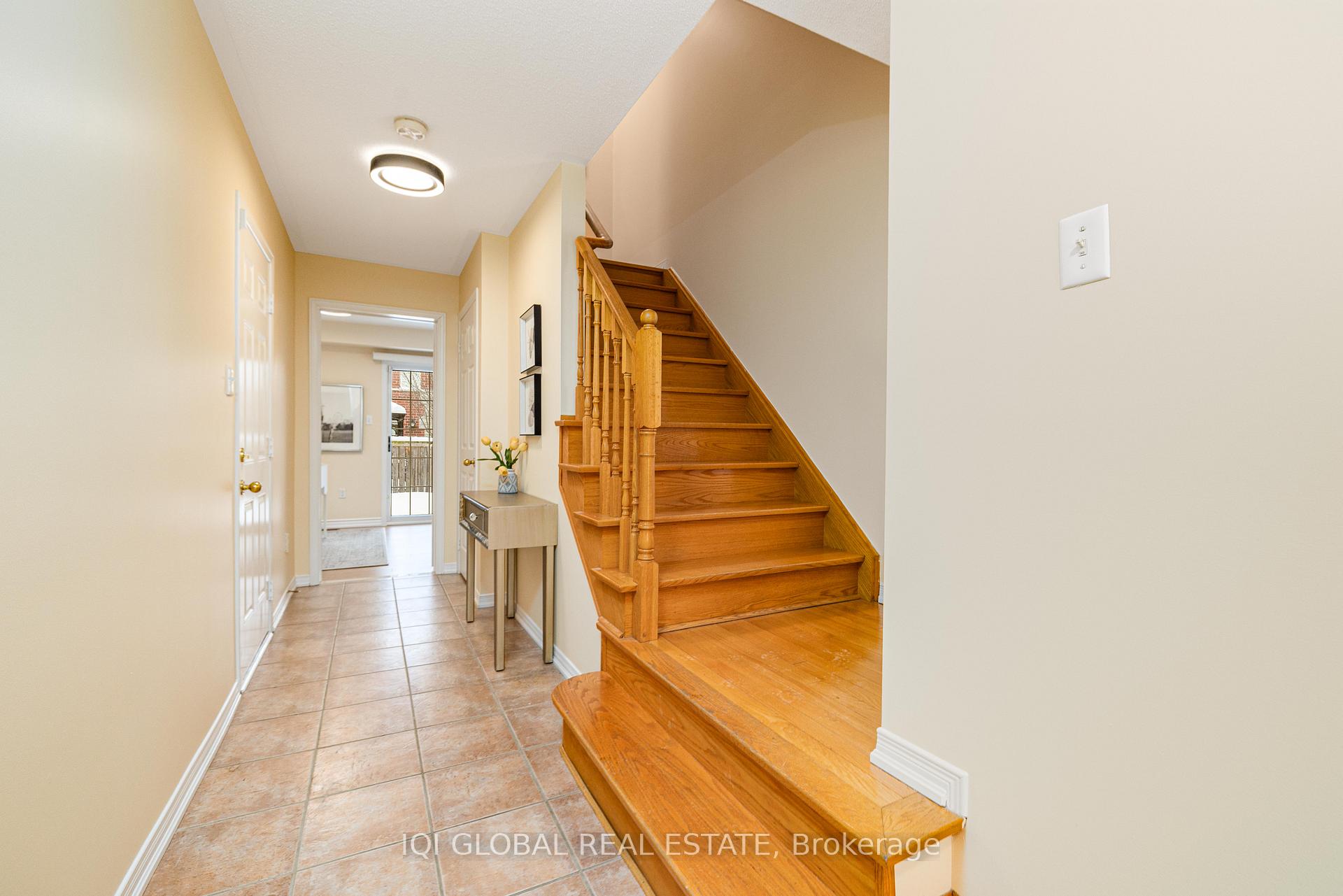 Photo 4 of 53 Thoroughbred Way, Markham, Berczy — HOMEH