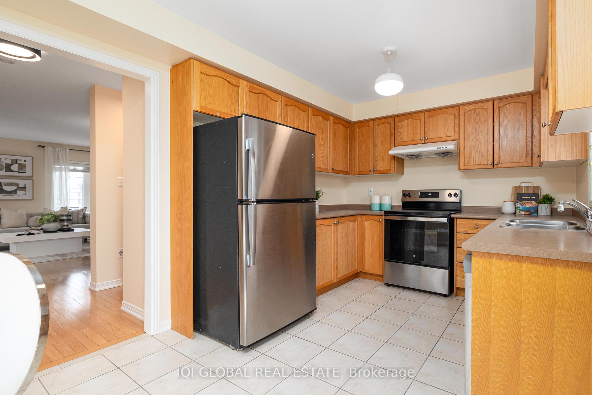 Photo 11 of 53 Thoroughbred Way, Markham, Berczy — HOMEH
