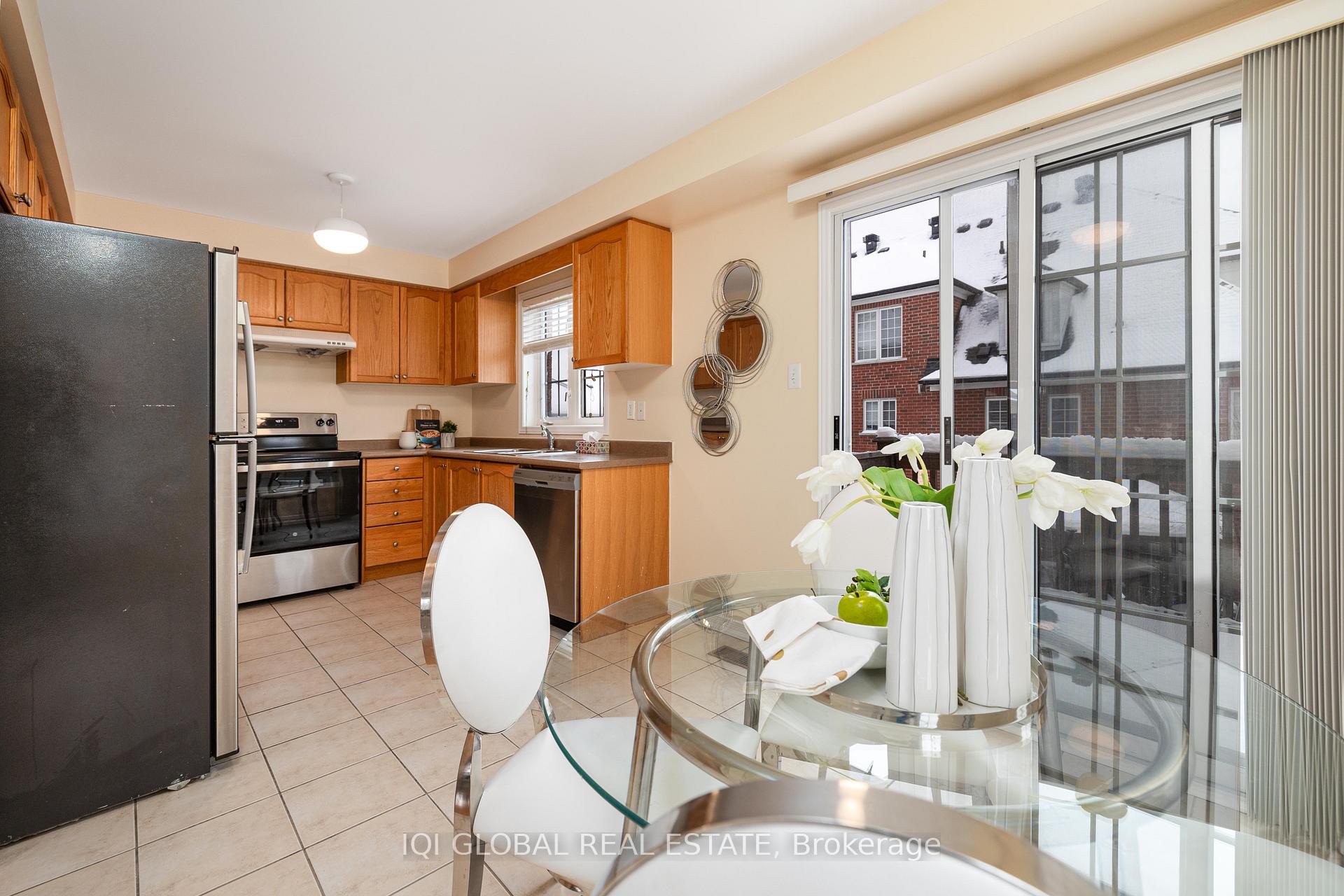 Photo 12 of 53 Thoroughbred Way, Markham, Berczy — HOMEH