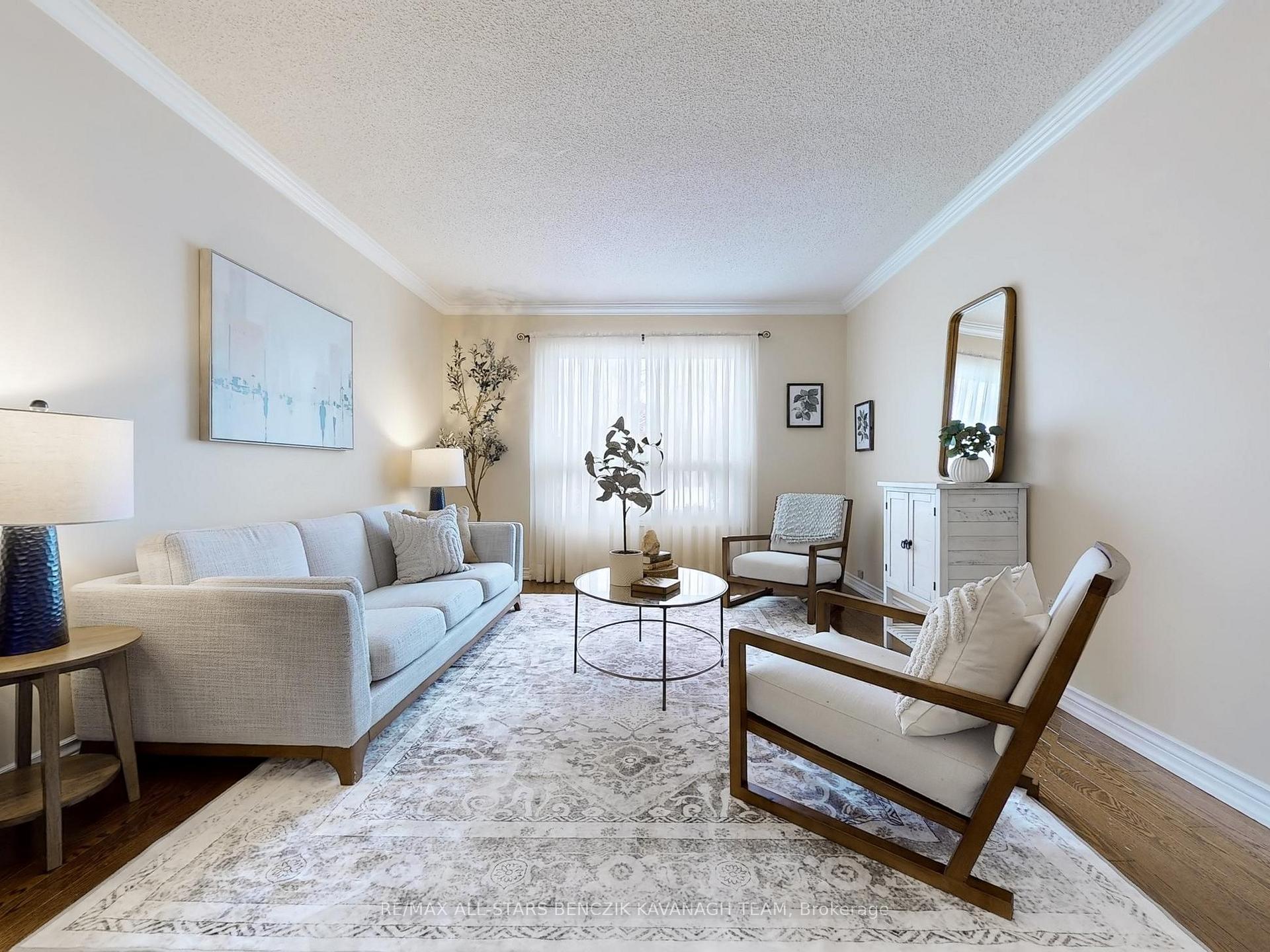 Photo 5 of 31 Larkin Avenue, Markham, Markham Village — HOMEH
