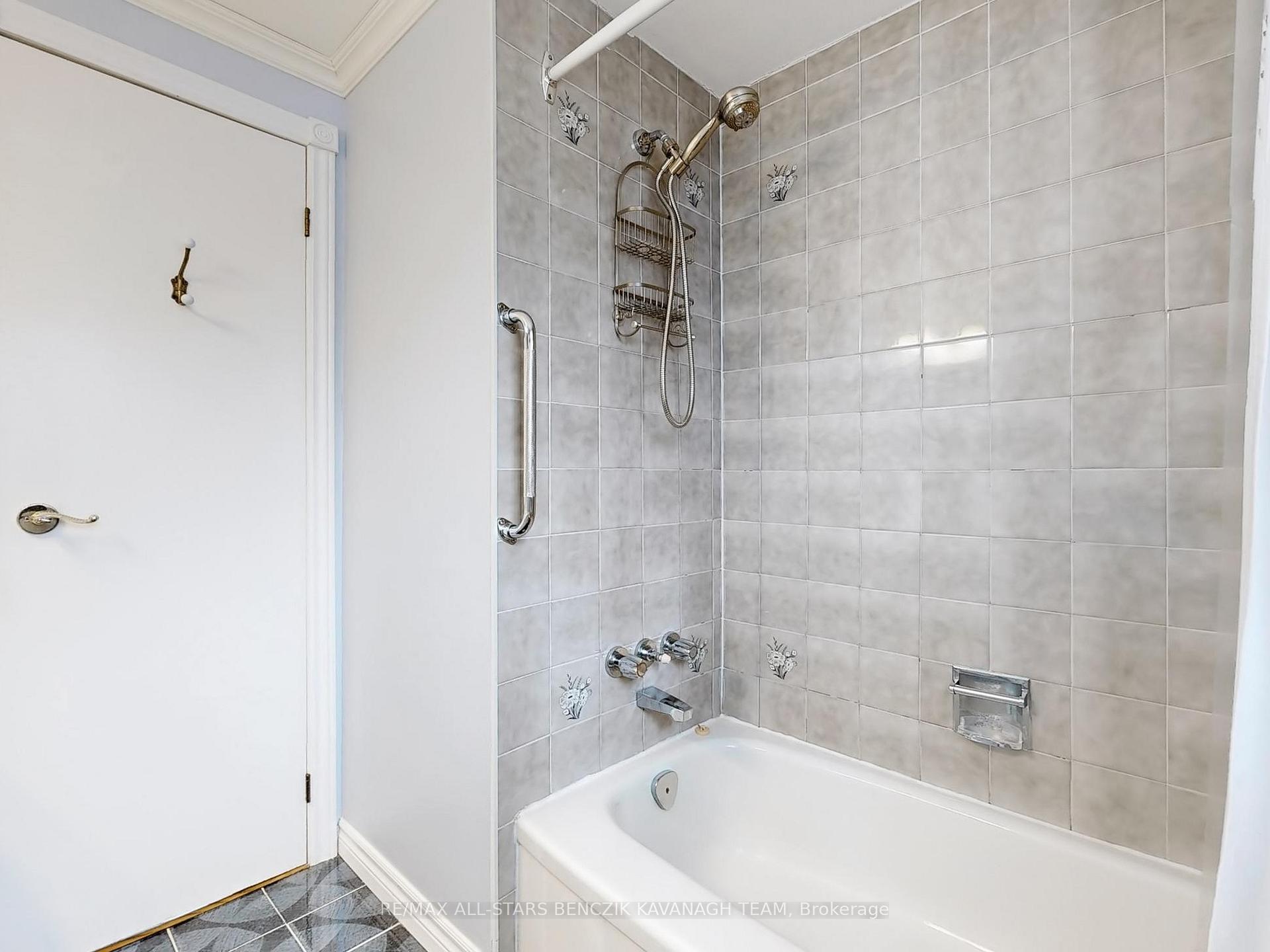 Photo 20 of 31 Larkin Avenue, Markham, Markham Village — HOMEH