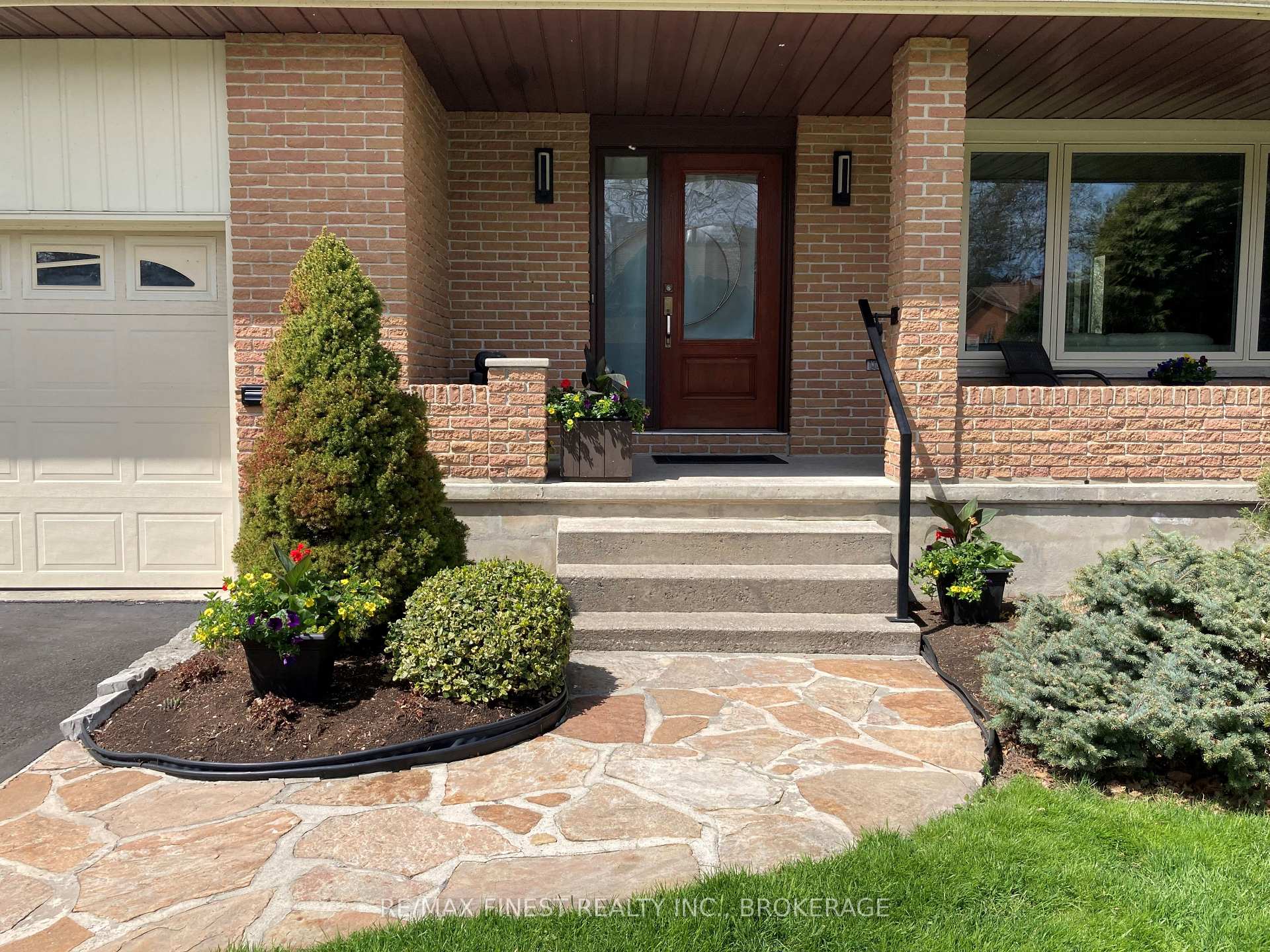 Photo 3 of 154 Lakeshore Boulevard, Kingston, City Southwest — HOMEH