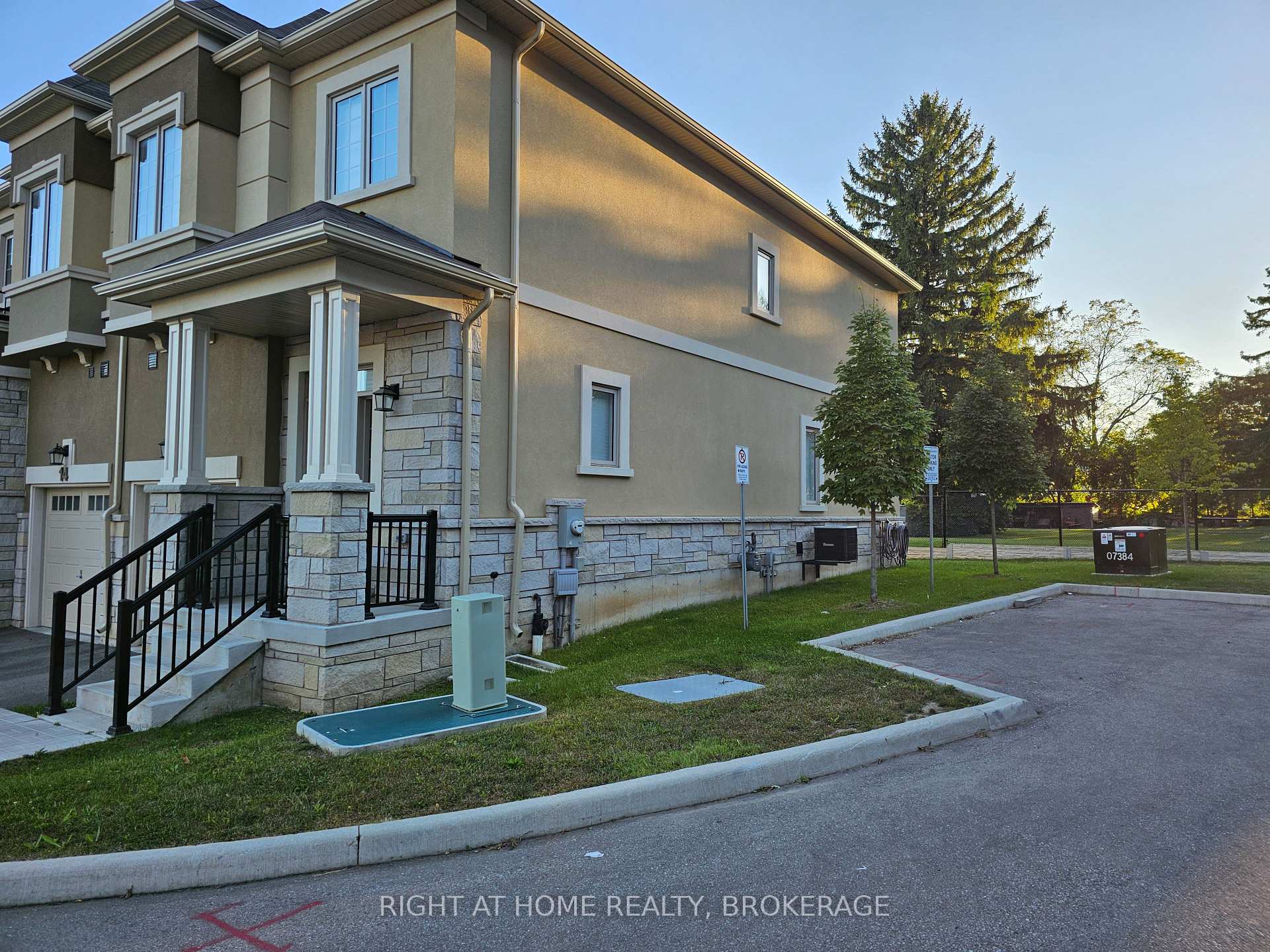 Photo 3 of Unit 15, 515 Garner Road W, Hamilton, Ancaster — HOMEH