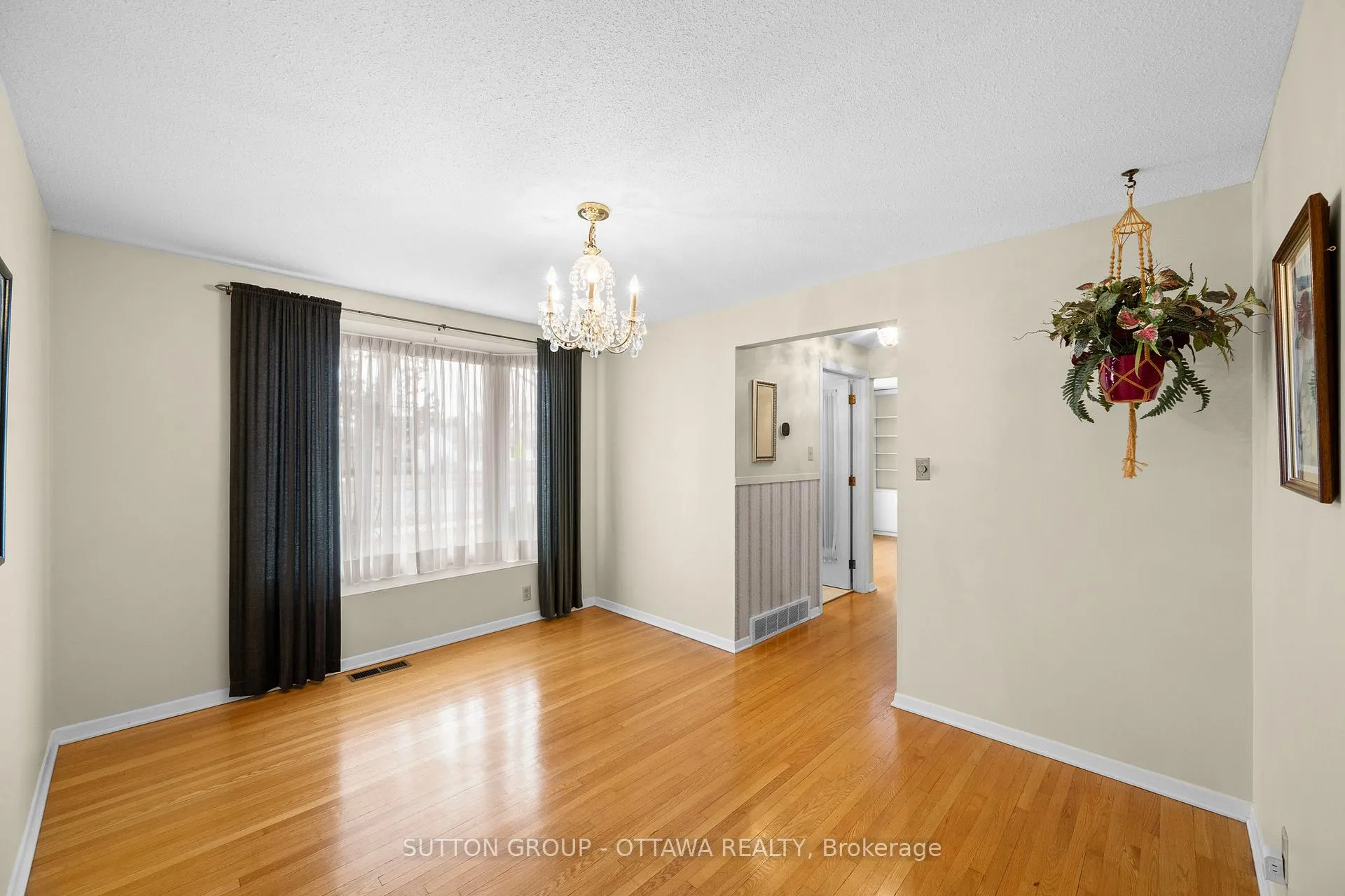 Photo 10 of 2391 Ogilvie Road, Ottawa, Beacon Hill North — HOMEH