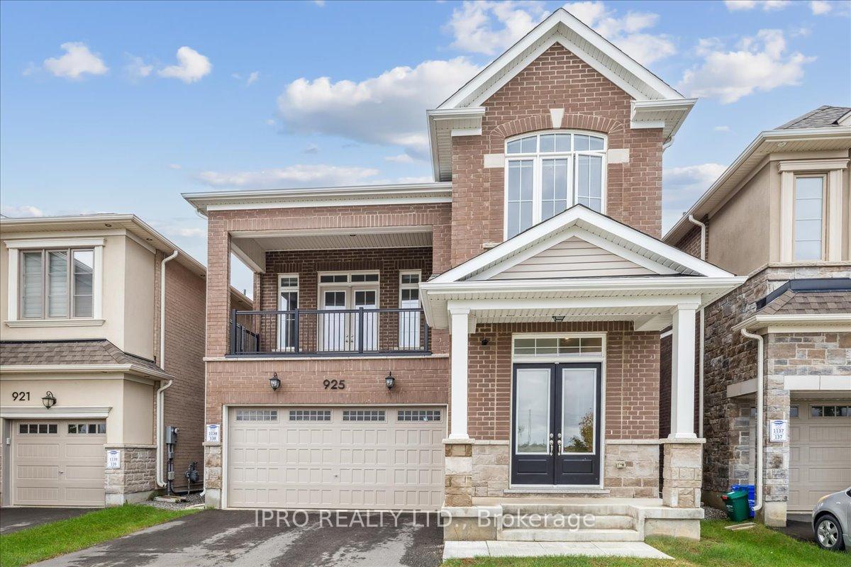 Front of 925 Hickory Crescent