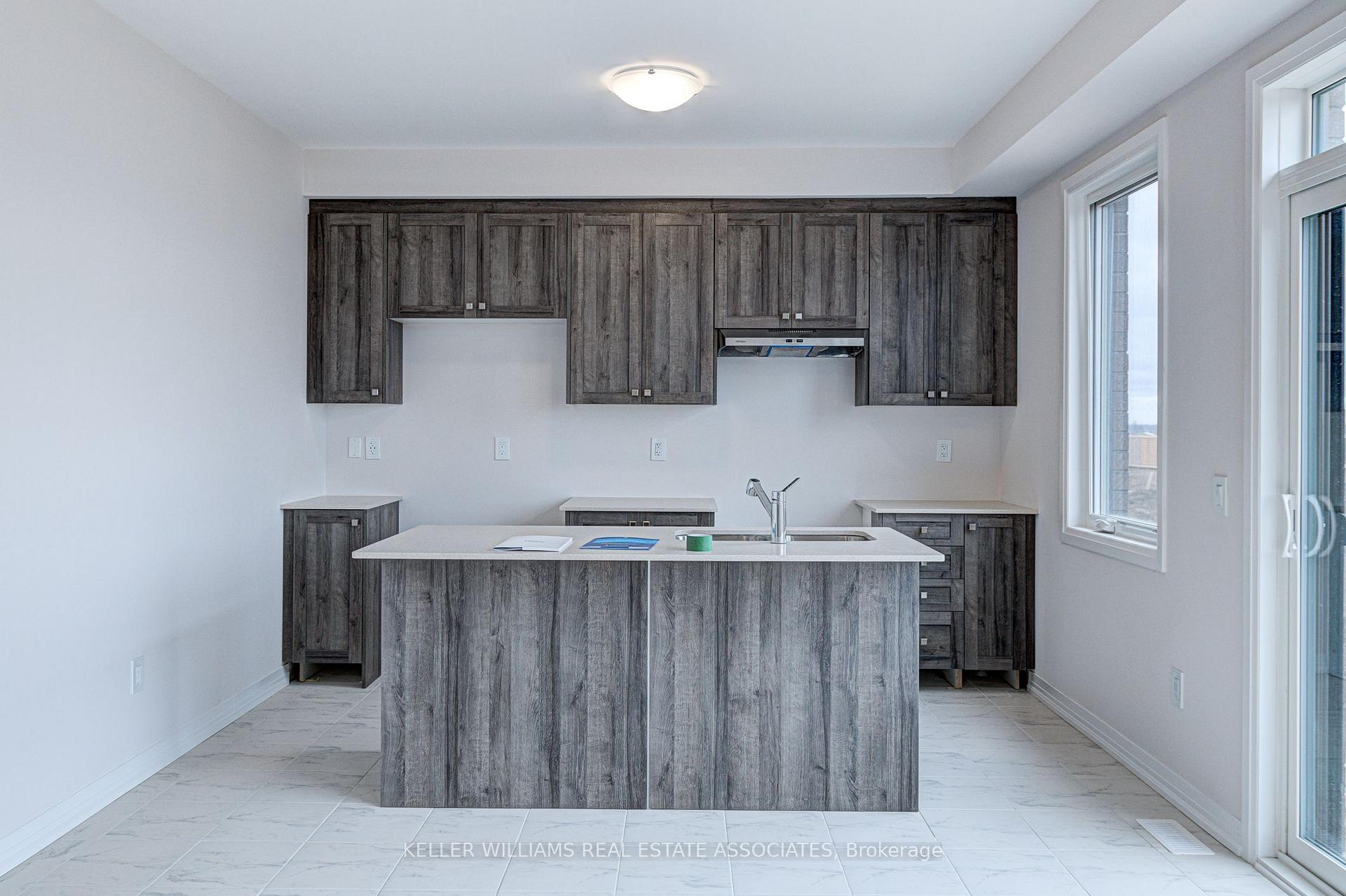 Photo 4 of 152 Freedom Crescent, Hamilton, Mount Hope — HOMEH