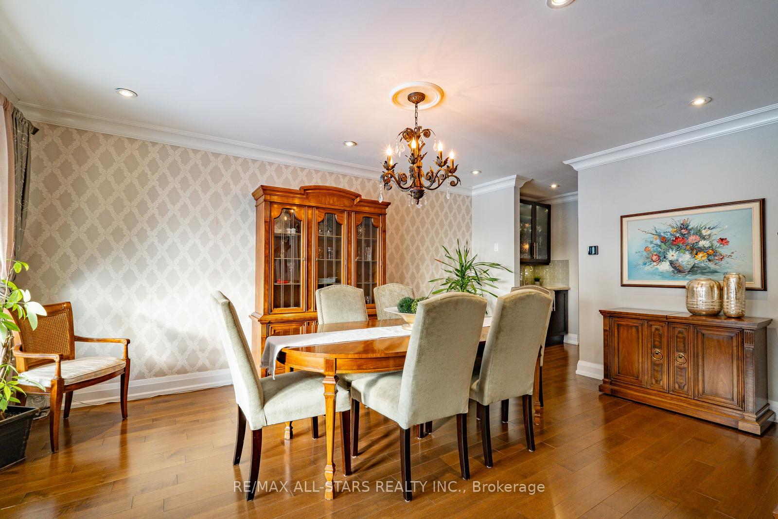 Photo 8 of 39 Lincoln Green Drive, Markham, Bullock — HOMEH
