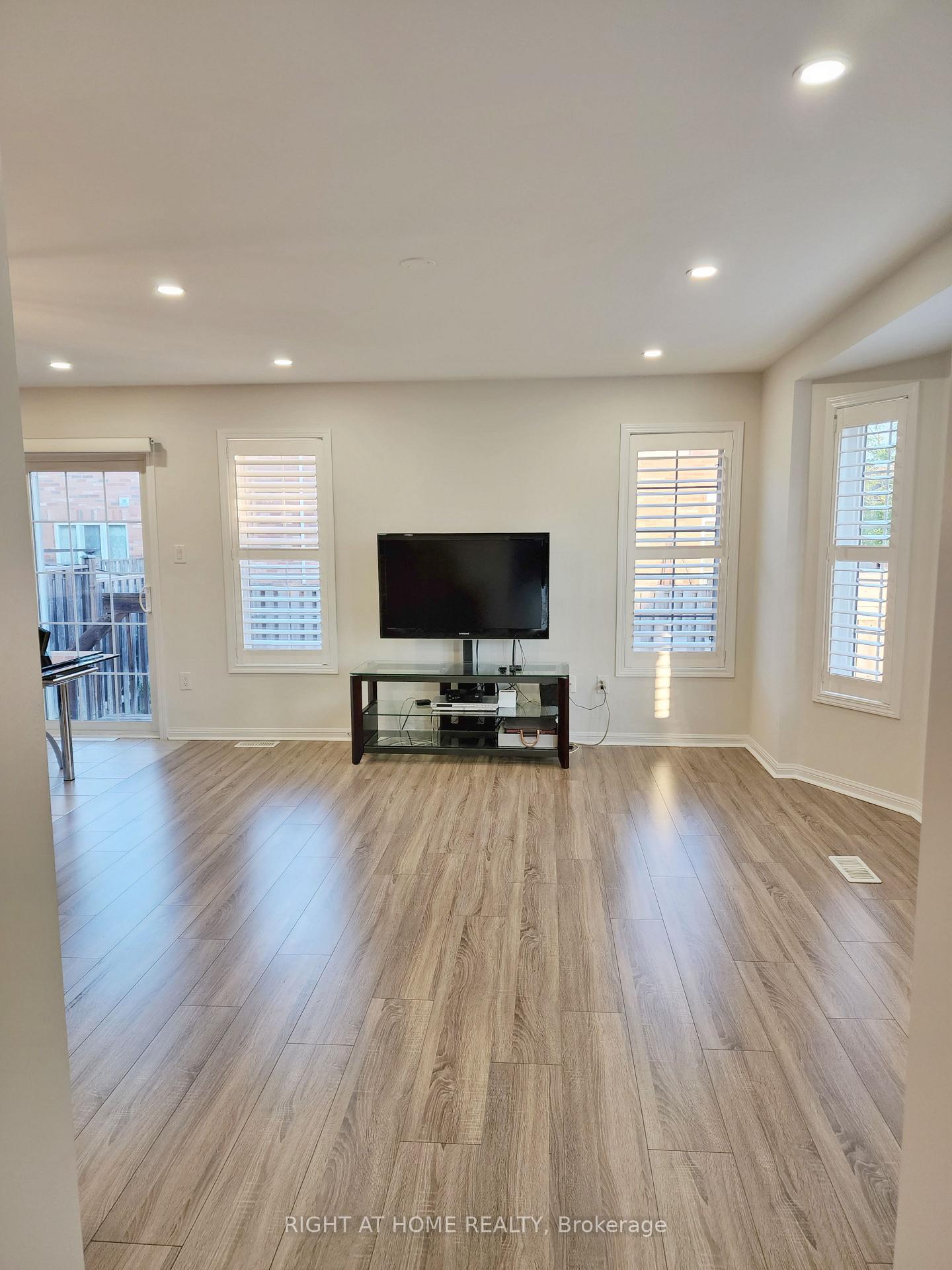 Photo 6 of 926 McTrach Crescent, Milton, Harrison — HOMEH
