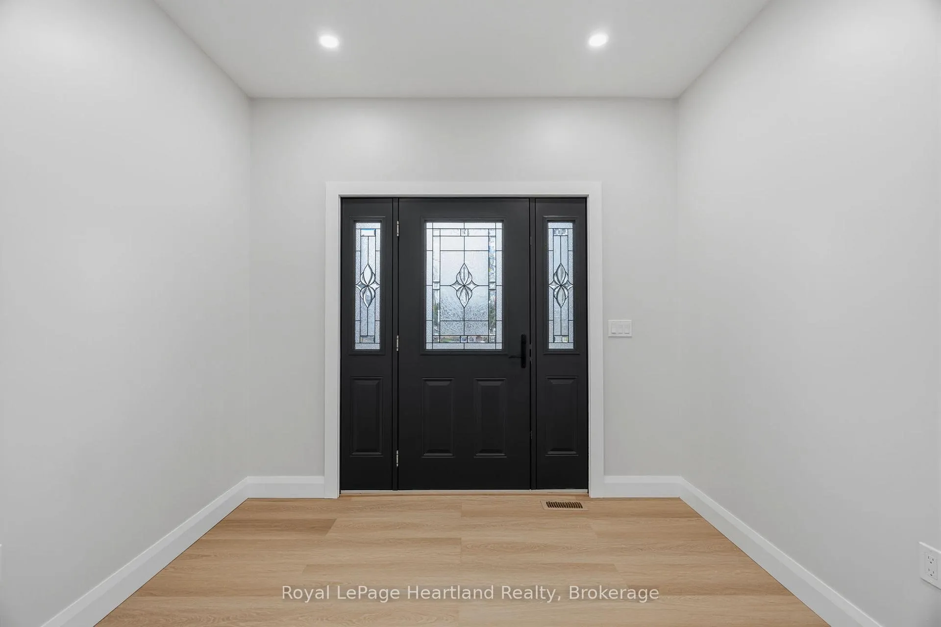 Photo 3 of 345 Turnberry Street, North Huron, Wingham — HOMEH