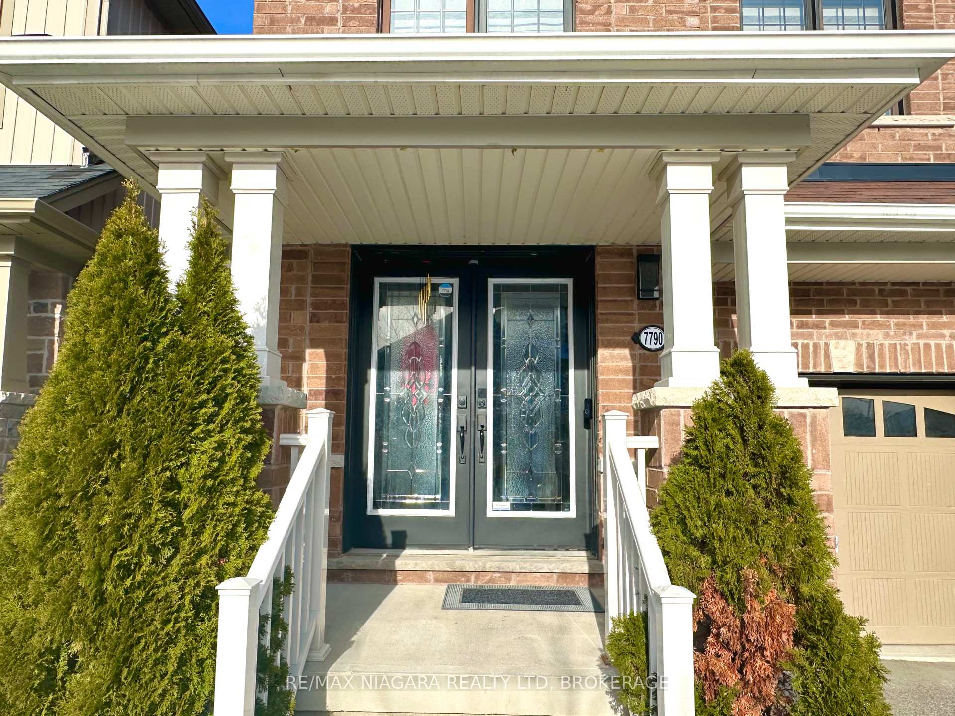 Photo 3 of 7790 Buckeye Crescent, Niagara Falls, Brown — HOMEH