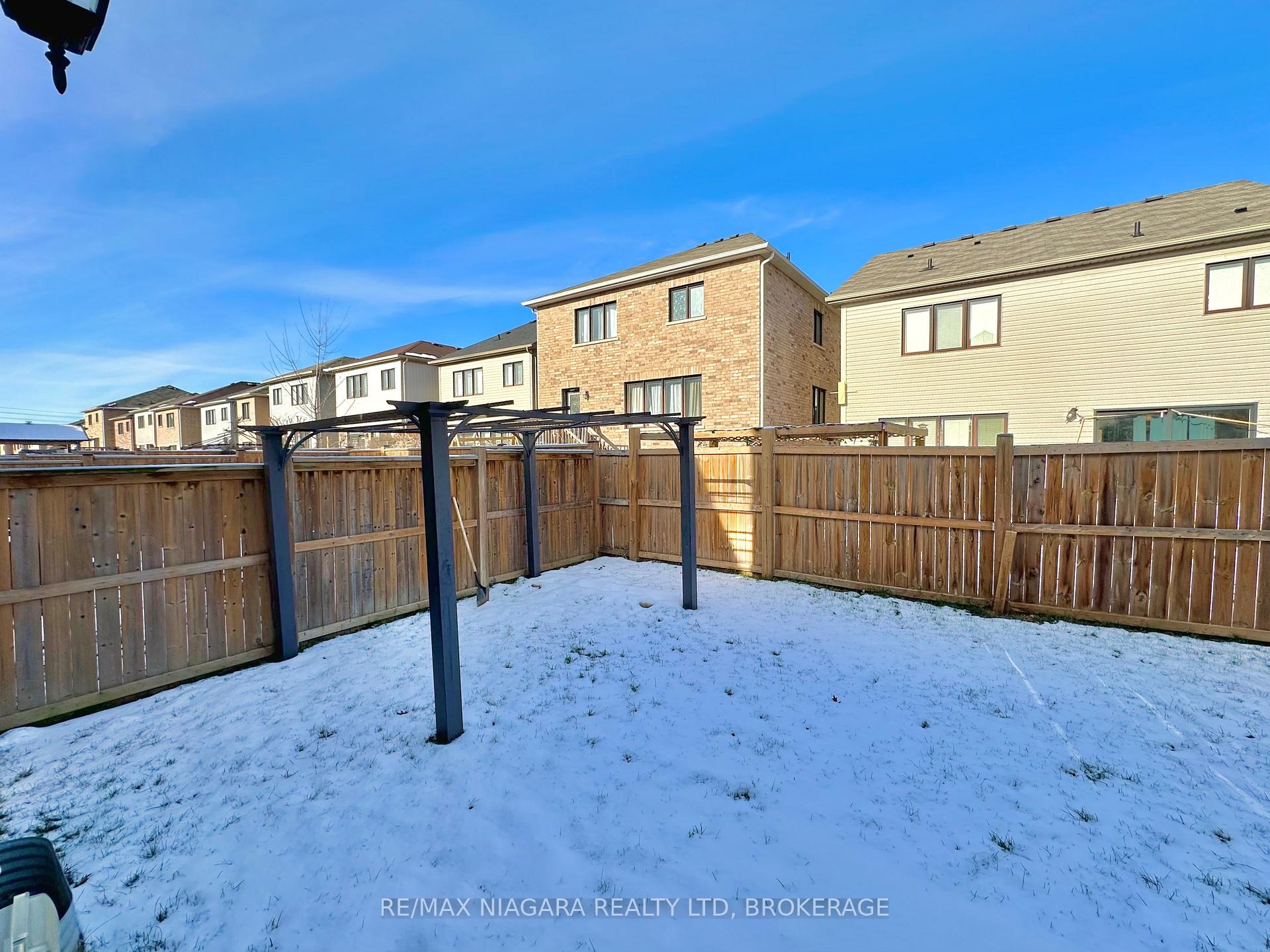 Photo 4 of 7790 Buckeye Crescent, Niagara Falls, Brown — HOMEH