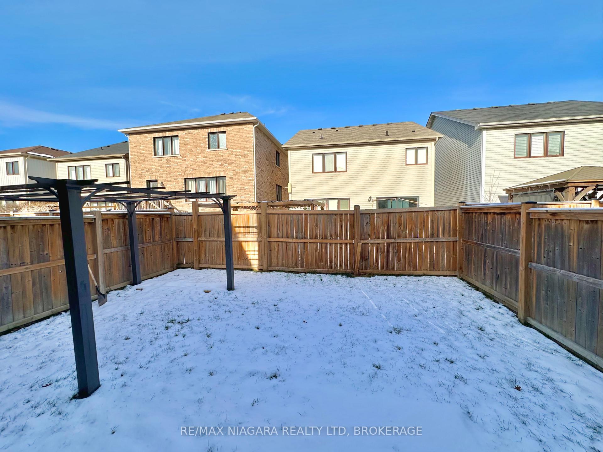 Photo 5 of 7790 Buckeye Crescent, Niagara Falls, Brown — HOMEH