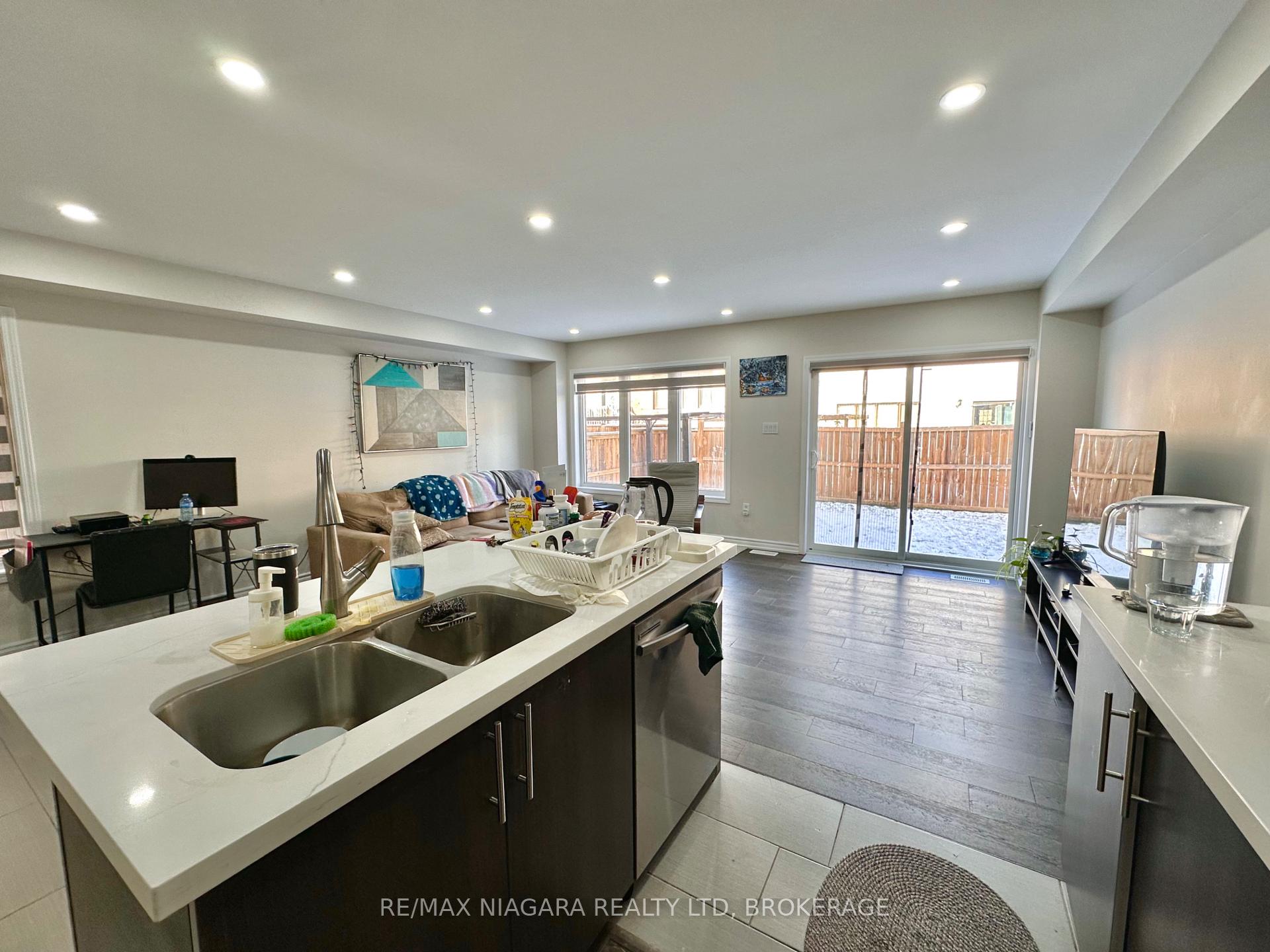 Photo 7 of 7790 Buckeye Crescent, Niagara Falls, Brown — HOMEH