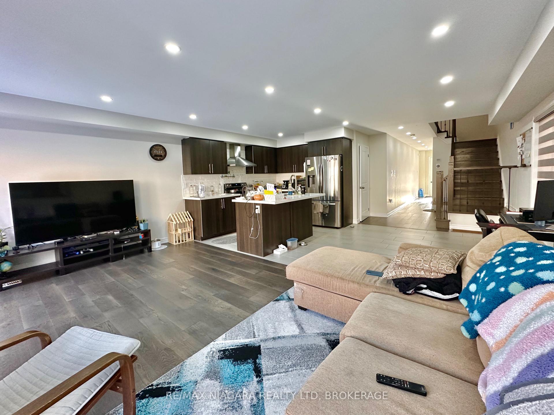 Photo 8 of 7790 Buckeye Crescent, Niagara Falls, Brown — HOMEH