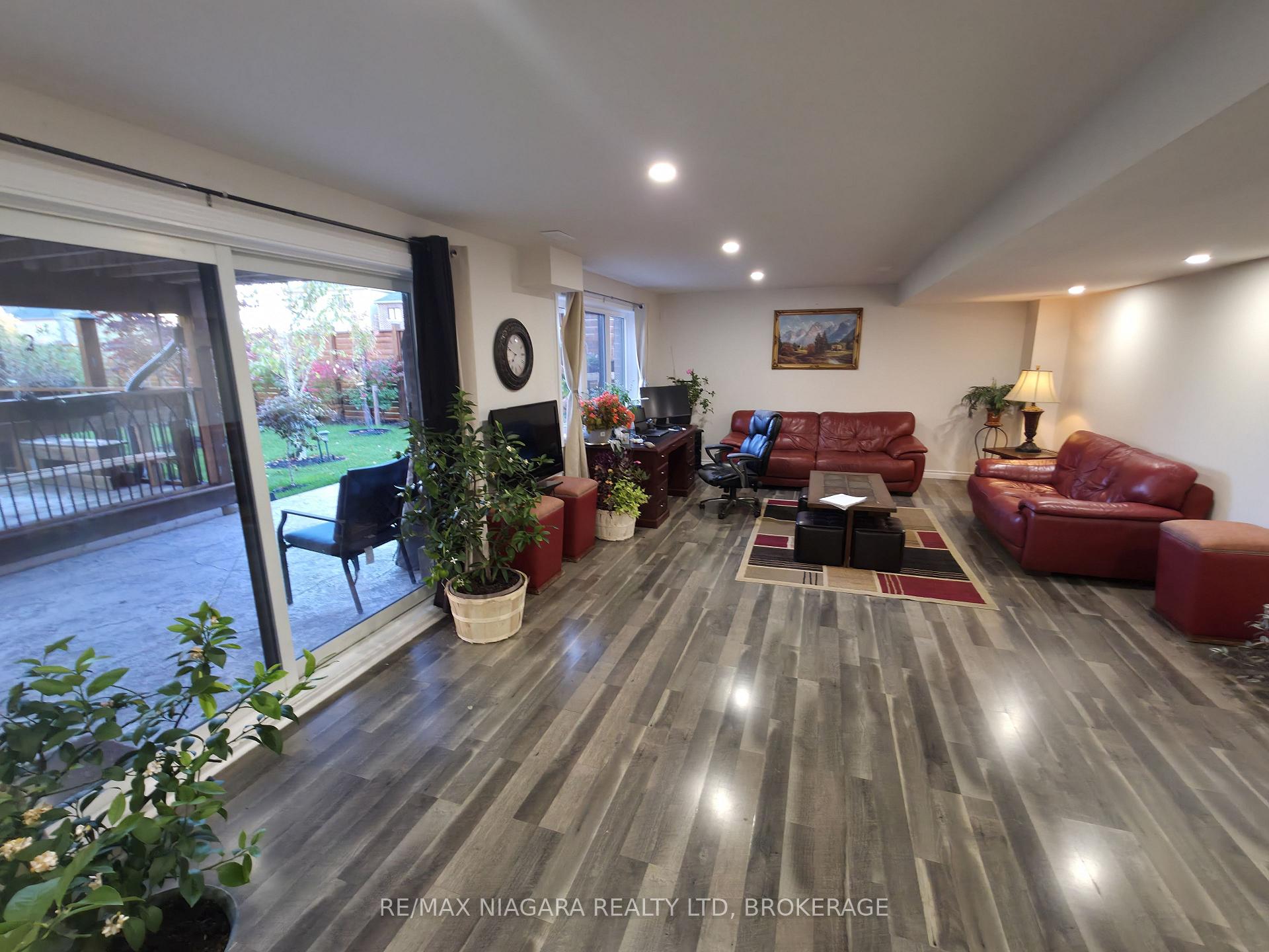 Photo 4 of Unit Lower, 7879 Buckeye Crescent, Niagara Falls, Brown — HOMEH