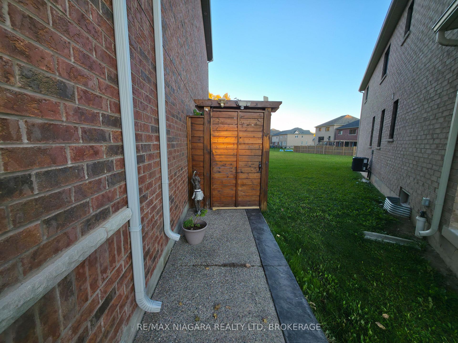 Photo 21 of Unit Lower, 7879 Buckeye Crescent, Niagara Falls, Brown — HOMEH