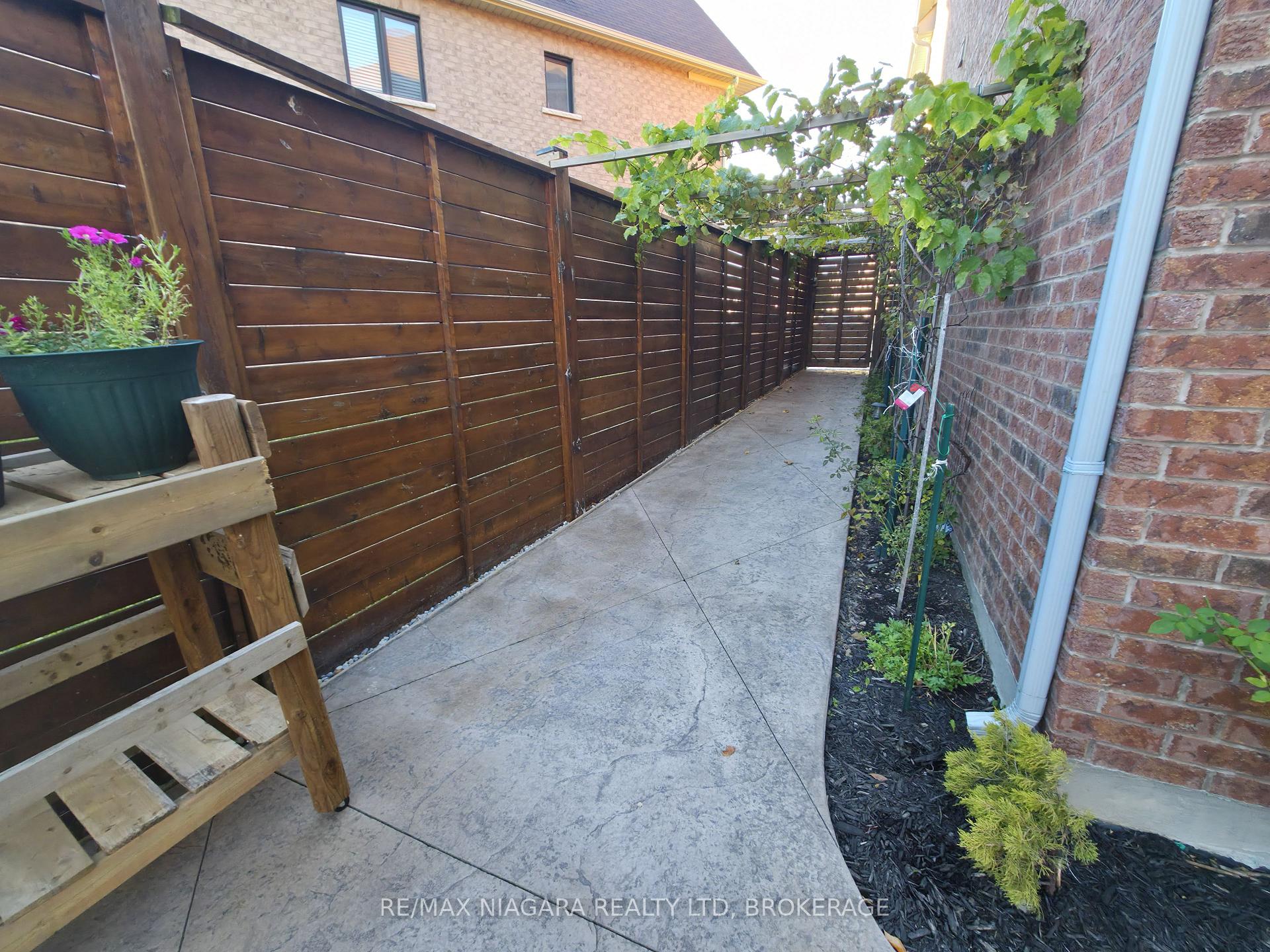 Photo 23 of Unit Lower, 7879 Buckeye Crescent, Niagara Falls, Brown — HOMEH