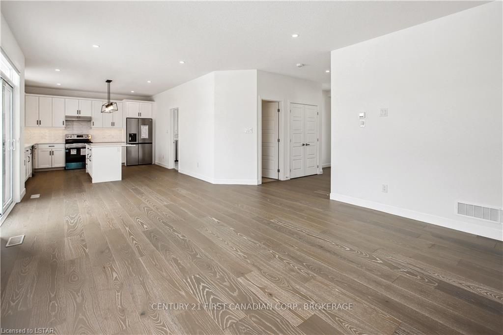 Photo 10 of 30 Spruce Crescent, North Middlesex, Parkhill — HOMEH