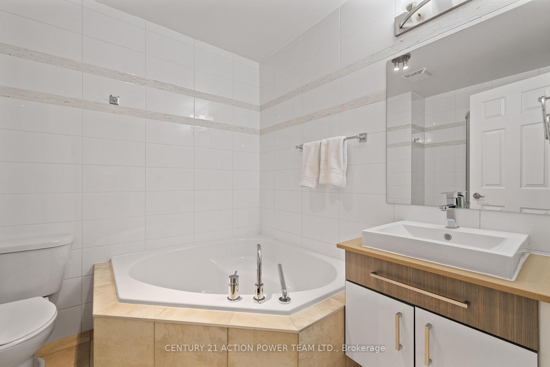 Photo 19 of 48 Queen-Victoria Street, Ottawa, New Edinburgh — HOMEH