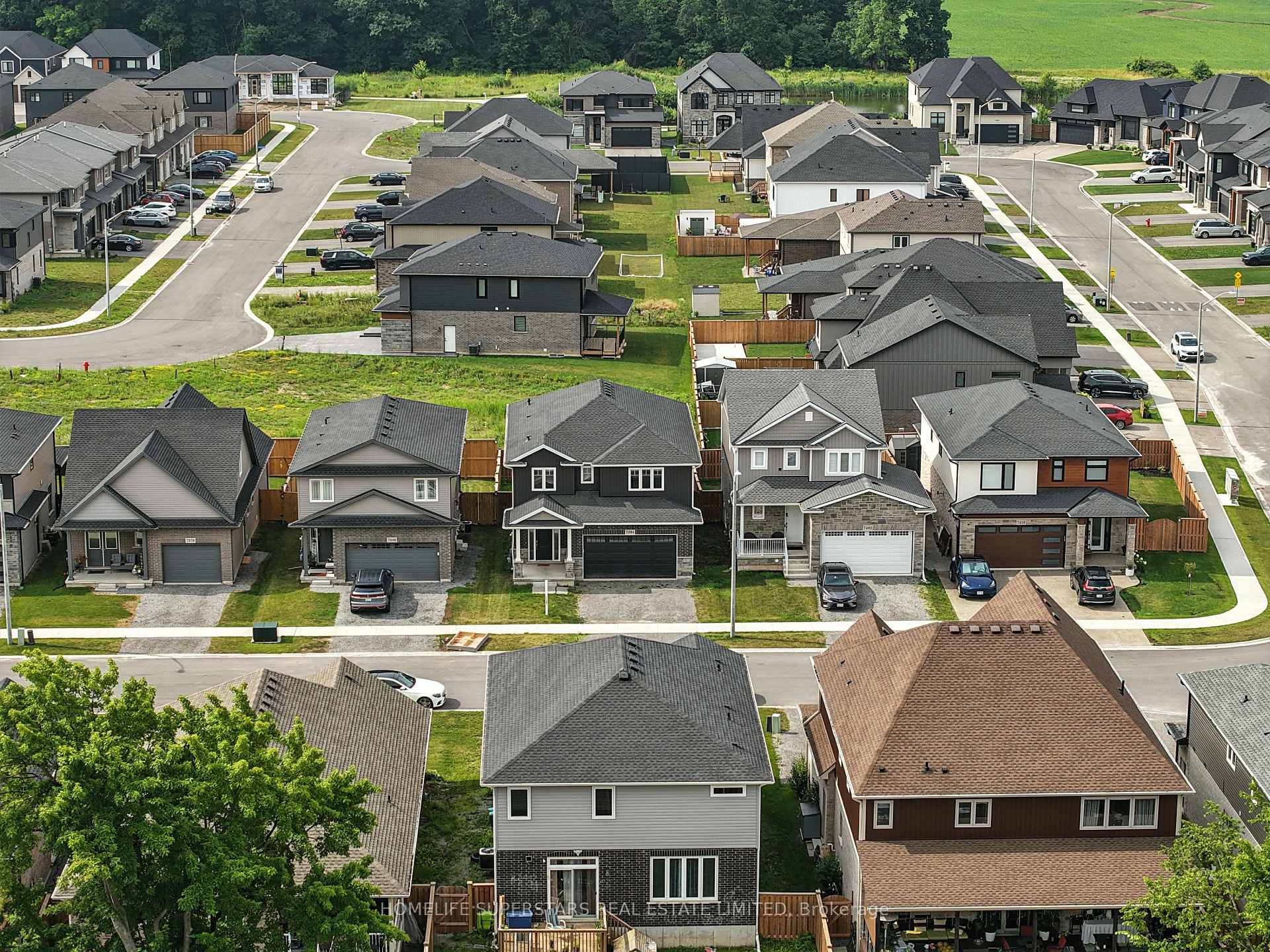 Photo 4 of 7394 Sherrilee Crescent, Niagara Falls, Brown — HOMEH