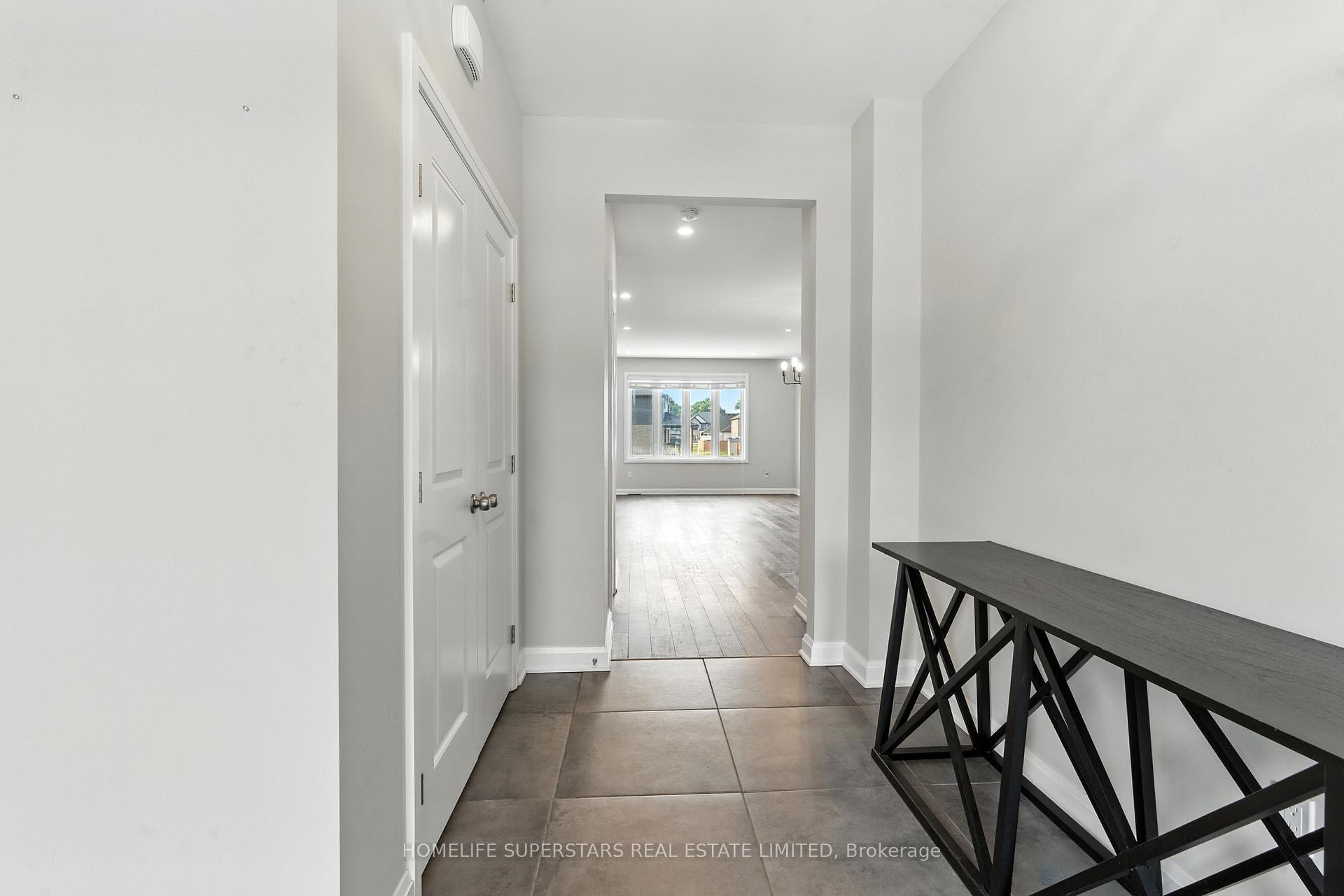 Photo 7 of 7394 Sherrilee Crescent, Niagara Falls, Brown — HOMEH